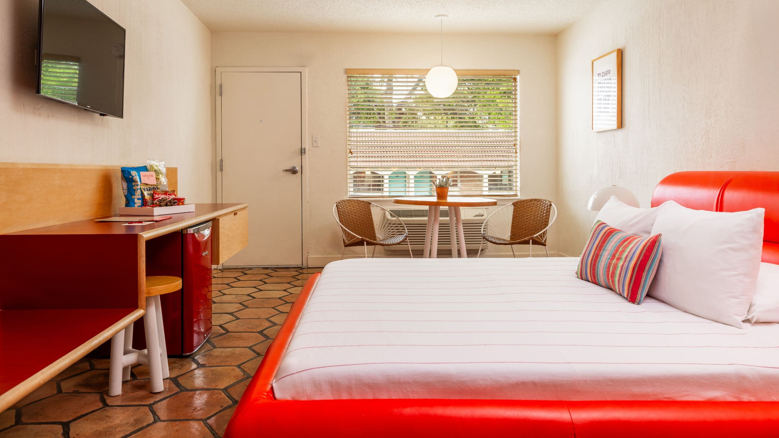 Austin Motel, Bunkhouse Hotels King Bed Table Chairs