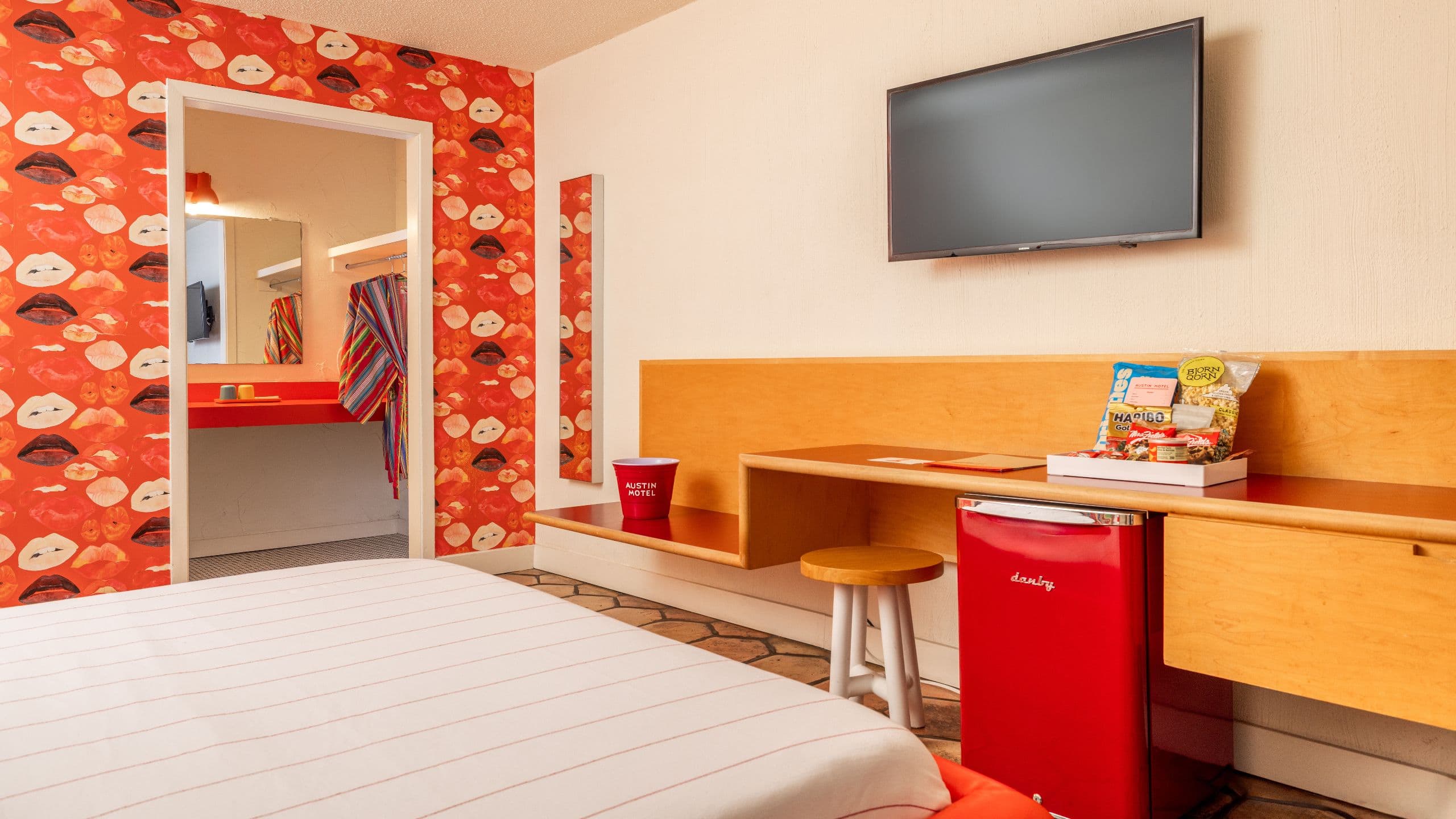 Austin Motel, Bunkhouse Hotels King Minibar Bathroom Bed