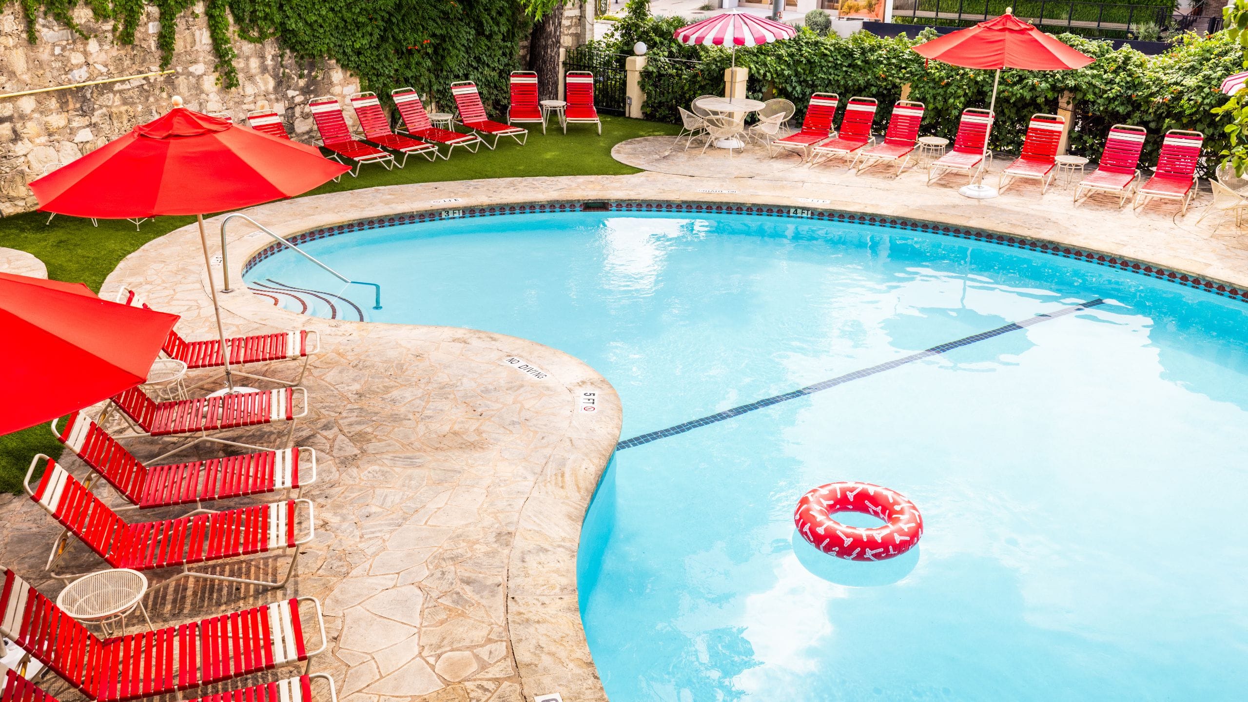 Austin Motel, Bunkhouse Hotels Pool Close up