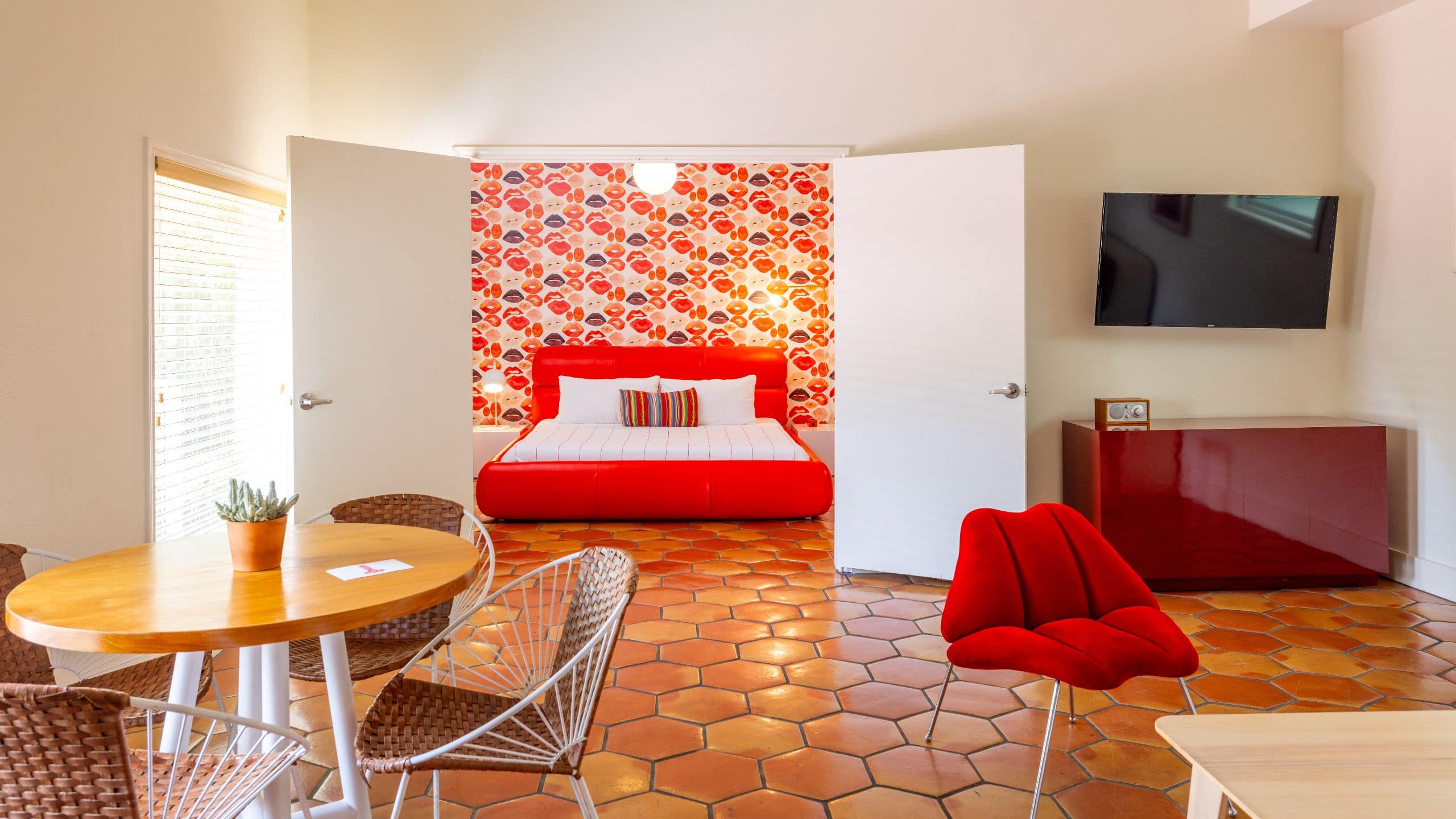 Austin Motel, Bunkhouse Hotels Suite Bed Table And Chairs Wide