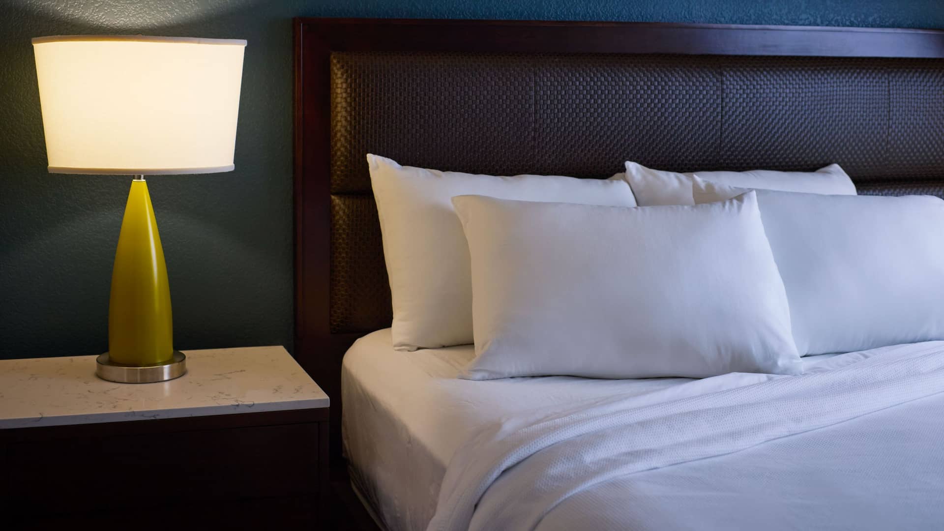 Hyatt House Seattle/Redmond Guest Room Bed Detail