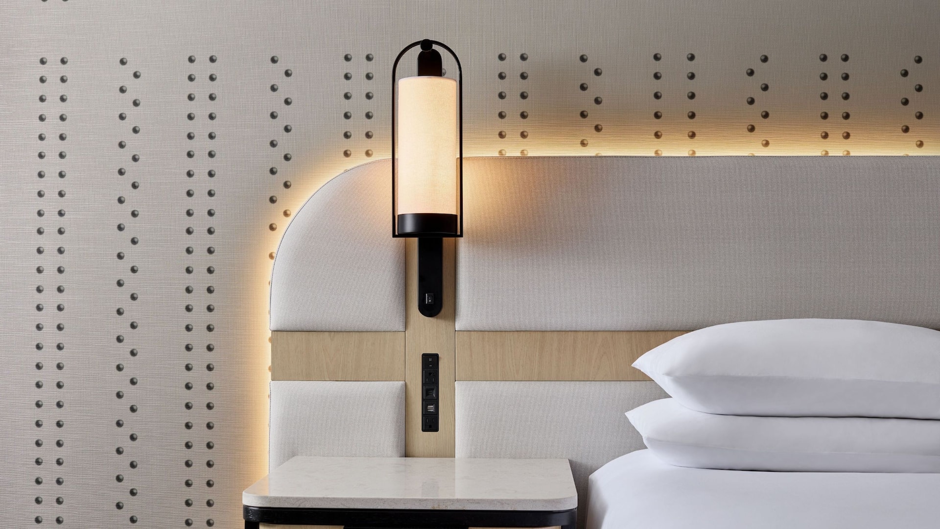 Hyatt Regency Washington on Capitol Hill Bedroom Detail Bedside