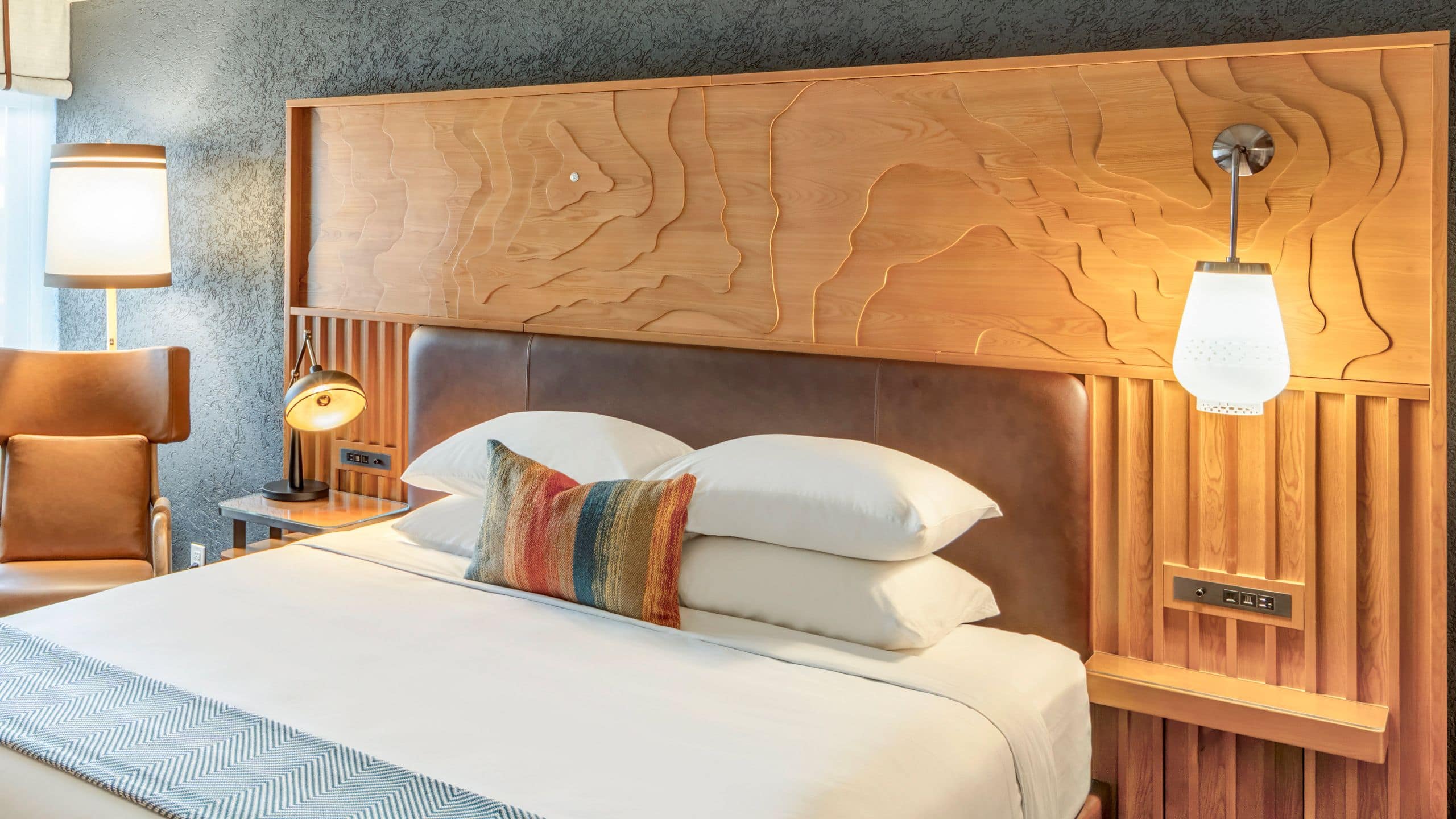 第 5，共 5 The Wildbirch Hotel King Bed Headboard Detail