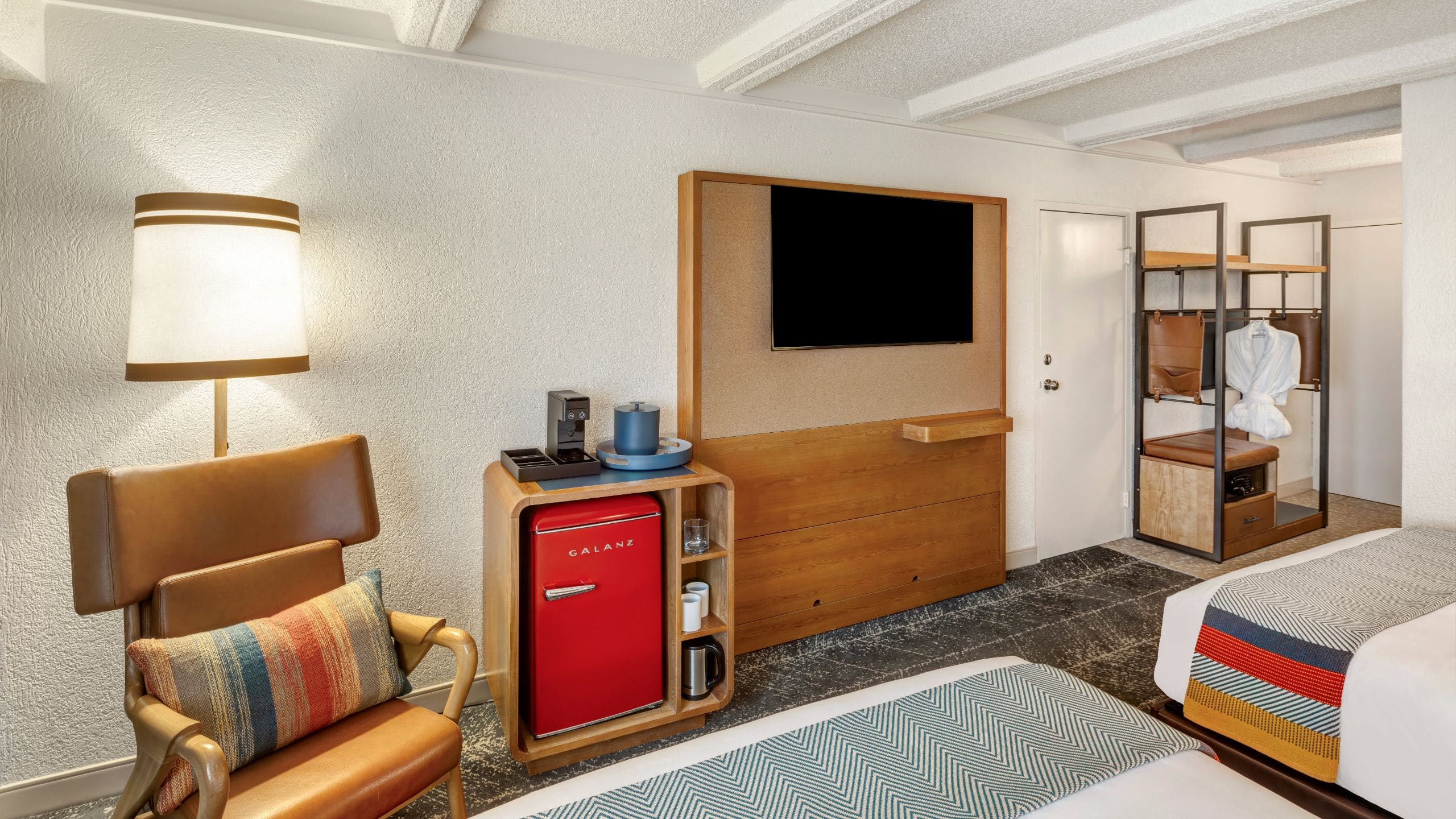 第 1，共 5 The Wildbirch Hotel Two Queen Beds With Accessible Shower Facing Tv