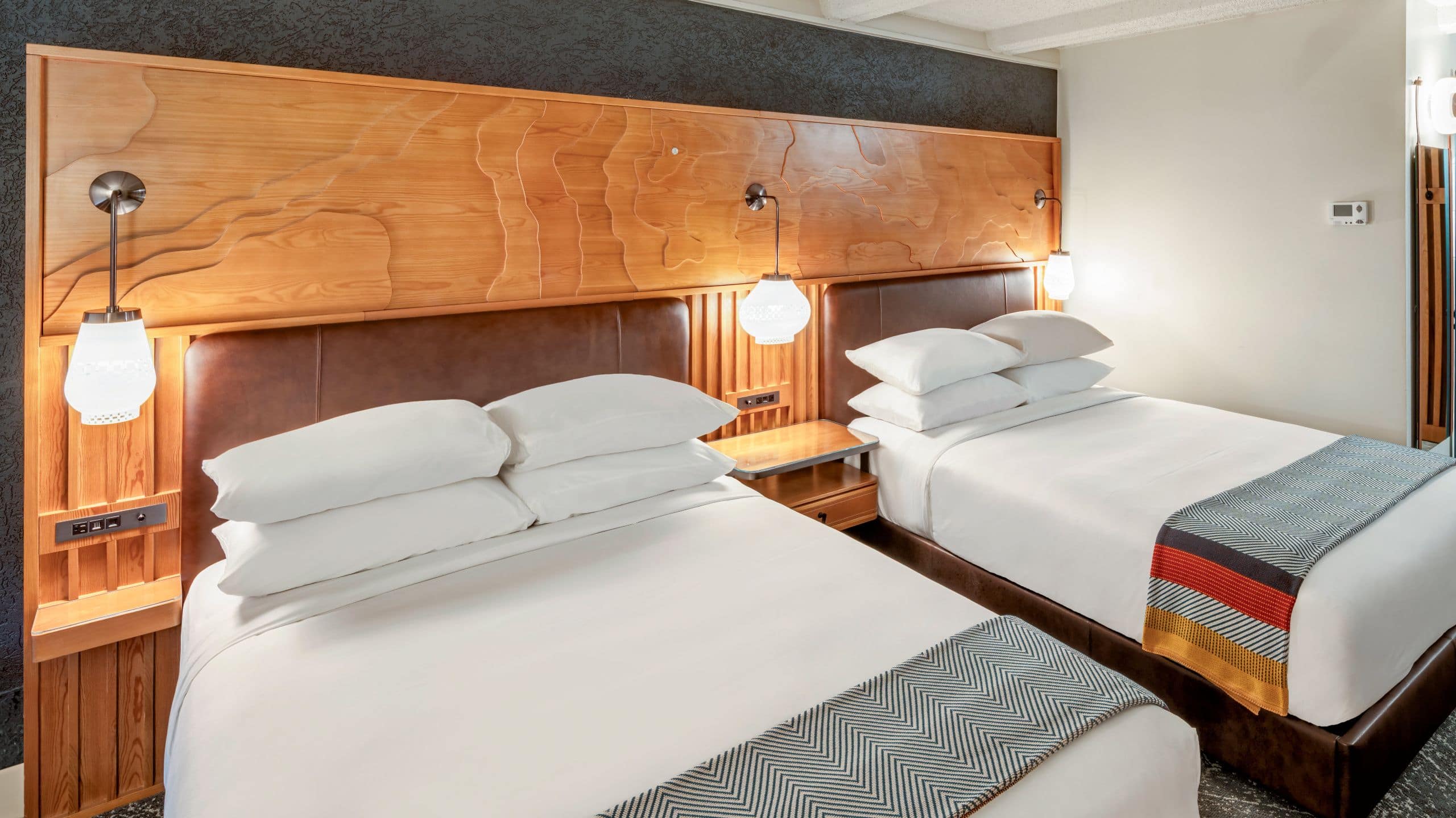 第 4，共 5 The Wildbirch Hotel Two Queen Beds Facing Bed Closeup