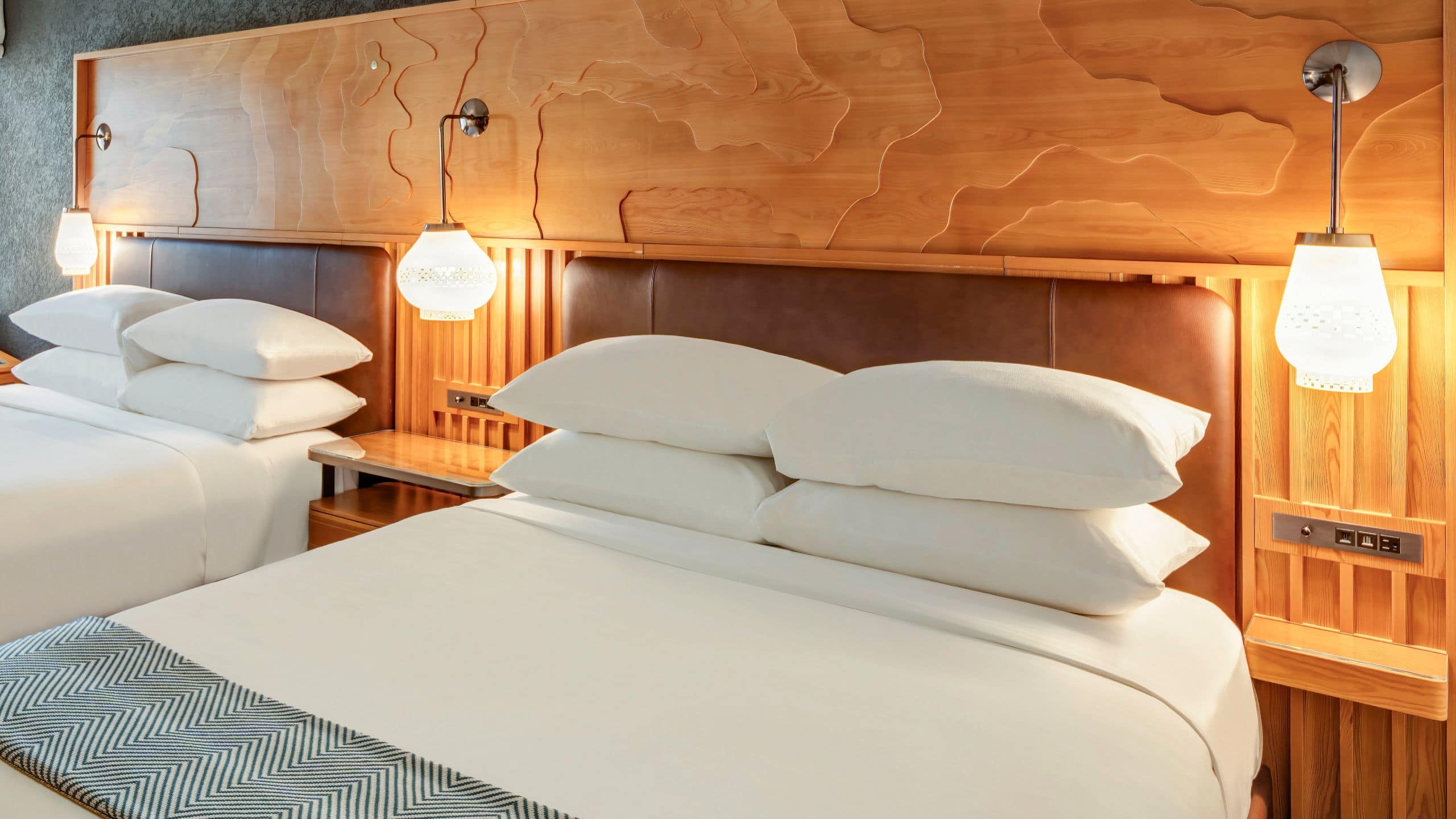 第 1，共 5 The Wildbirch Hotel Two Queen Beds Headboard Detail