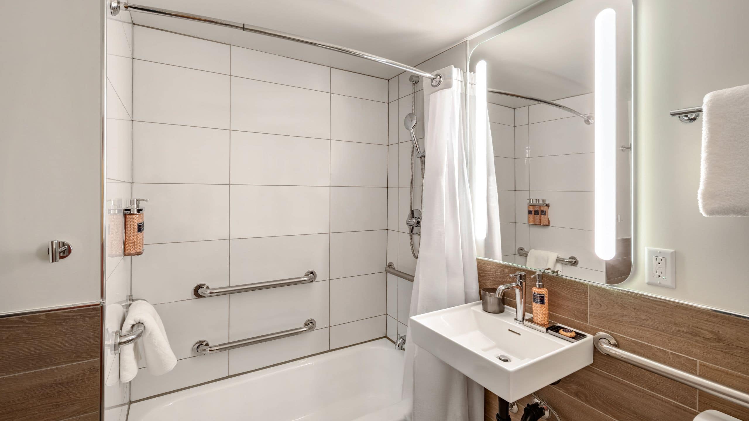 第 1，共 5 The Wildbirch Hotel Accessible Bathroom With Tub