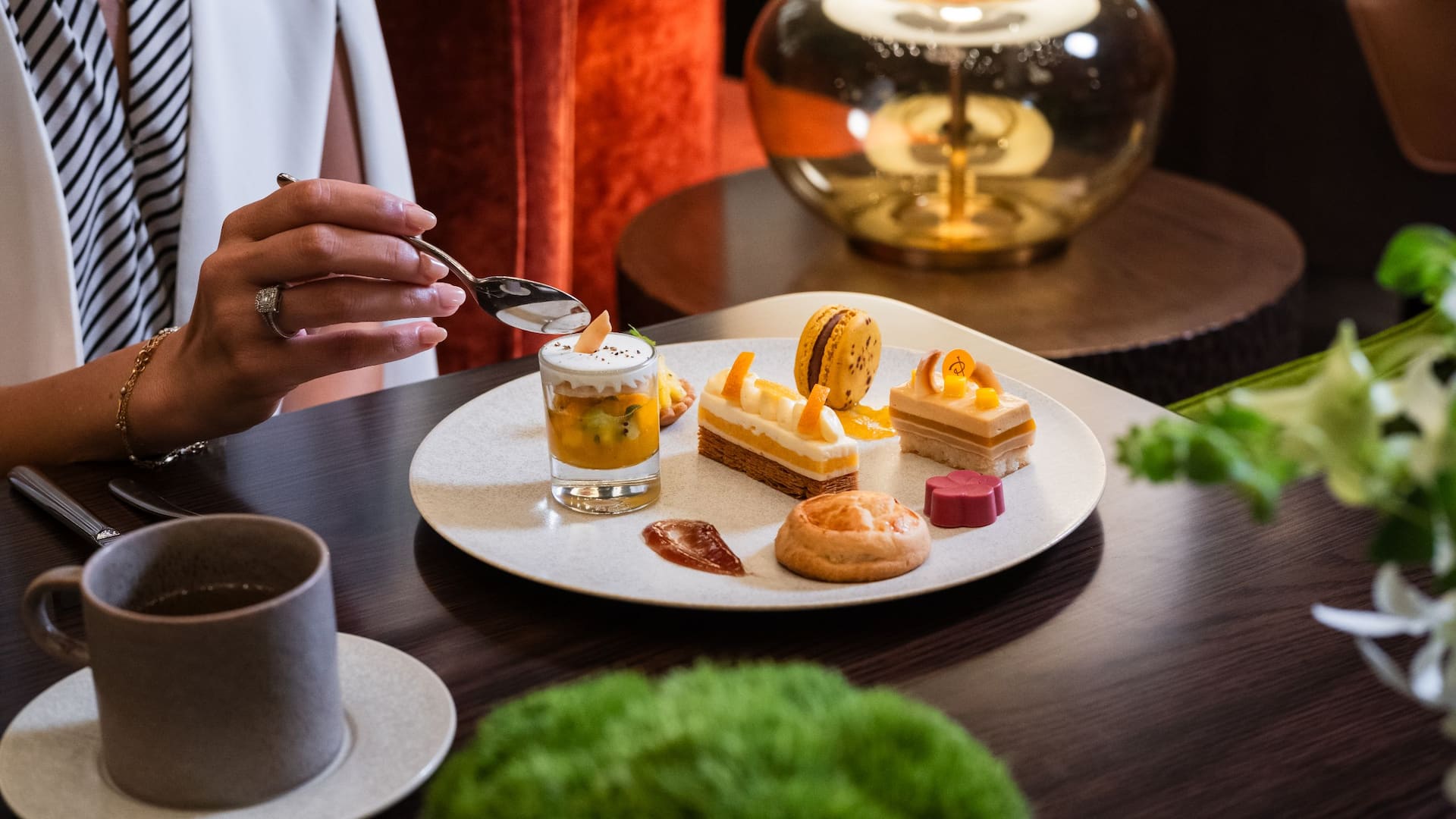 Hyatt Regency Tokyo Nineteen Eighty Lounge Bar Afternoon Tea Sweets And Tea