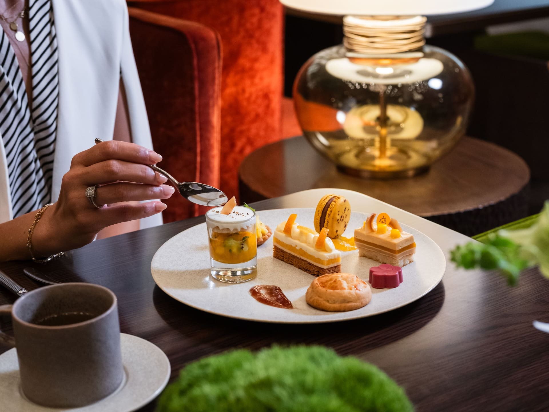 Hyatt Regency Tokyo Nineteen Eighty Lounge Bar Afternoon Tea Sweets And Tea