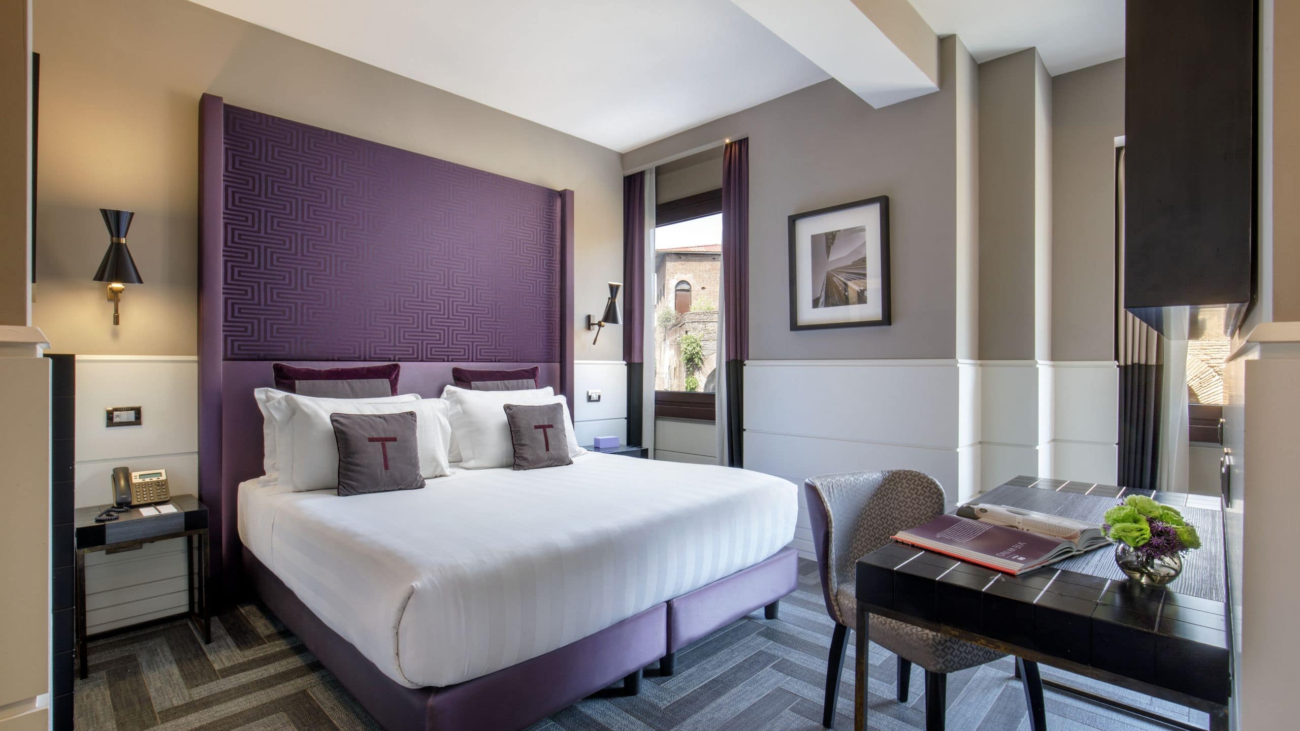 2 de 6 The Tribune King Bedroom Desk