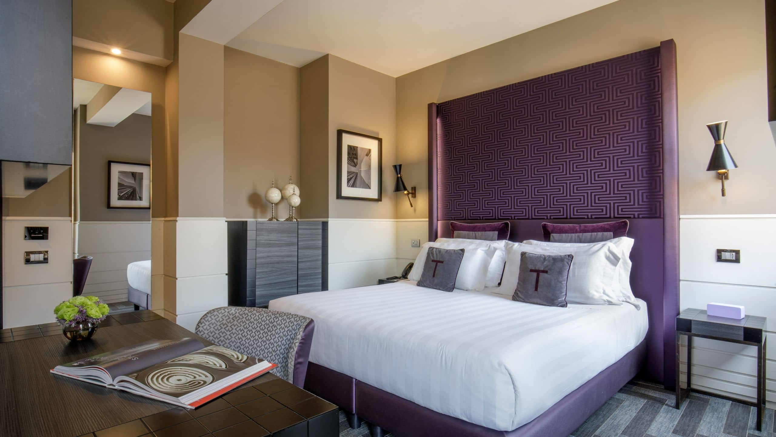 The Tribune King Bed Room Desk