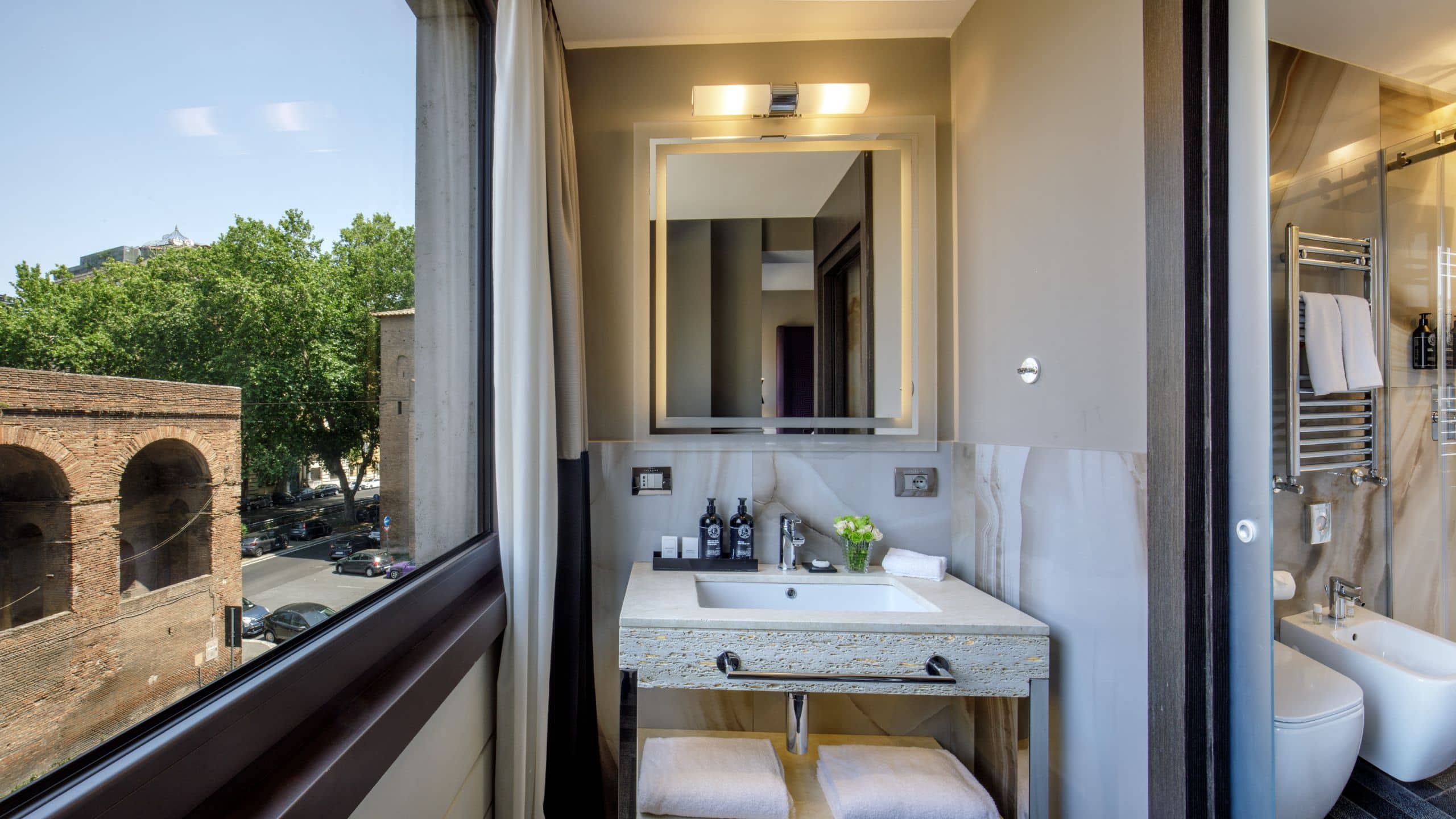 6 de 6 The Tribune Bathroom