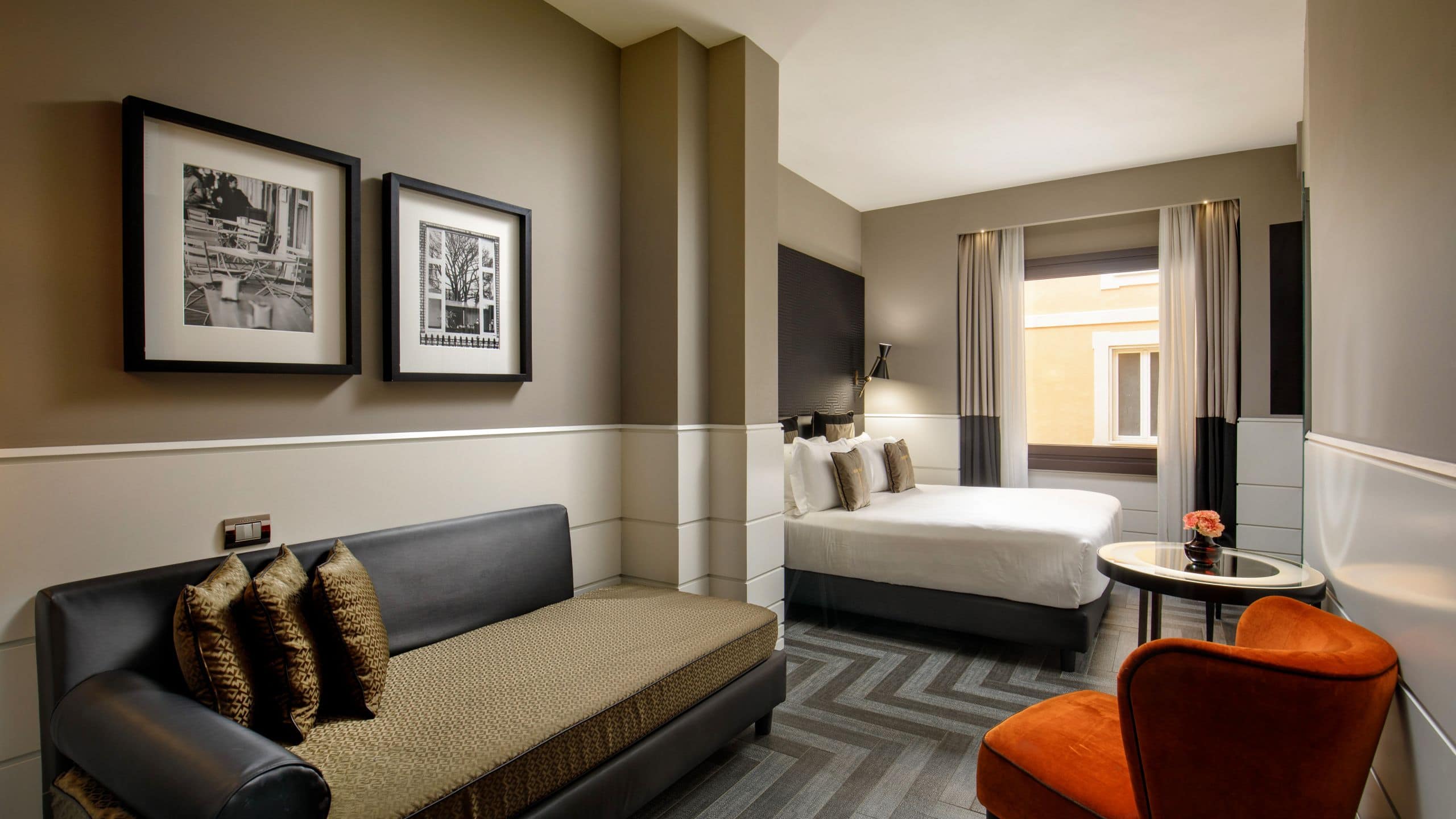 5 de 5 The Tribune King Bed Premium Couch