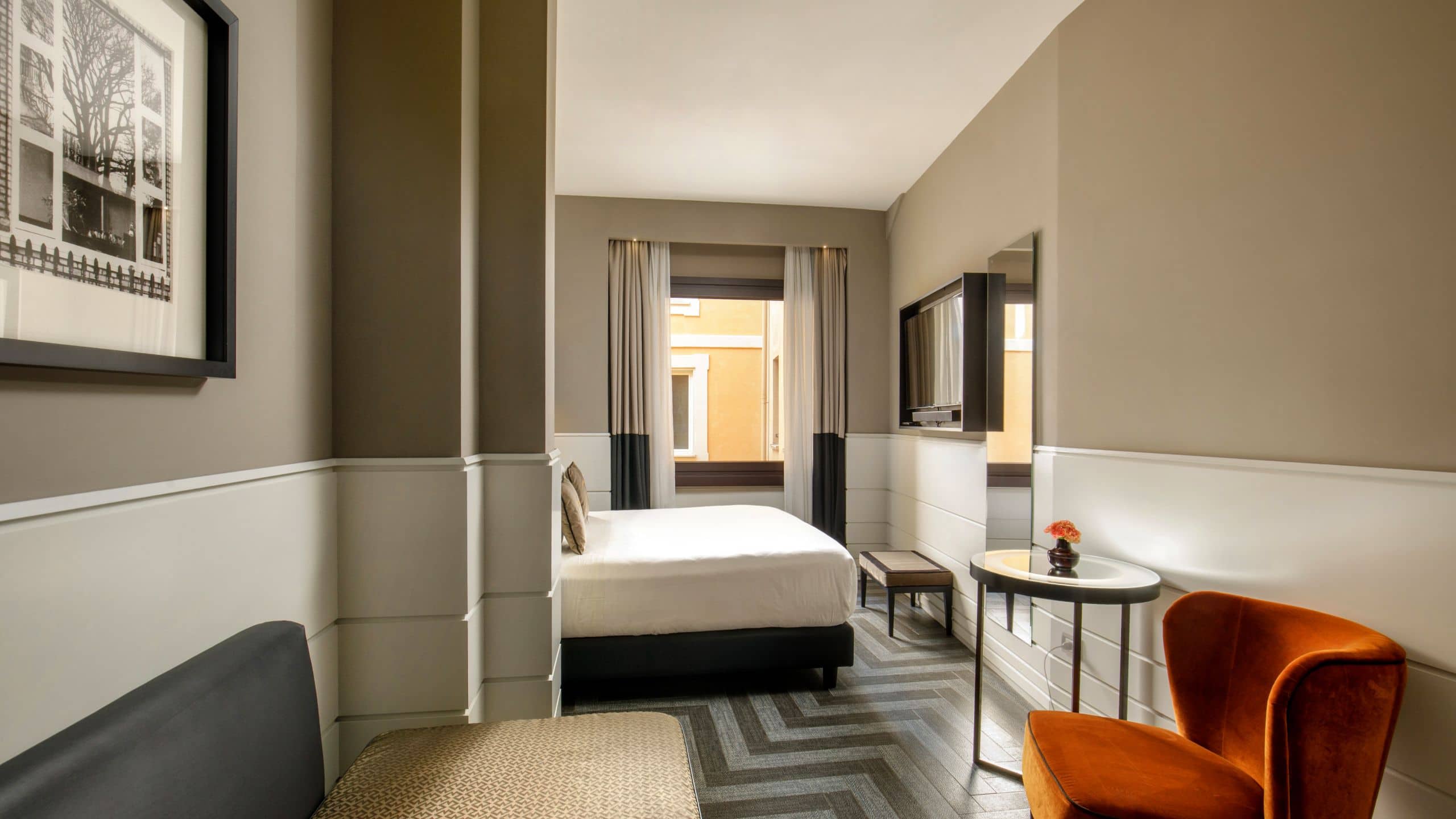 1 de 5 The Tribune King Bed Premium View