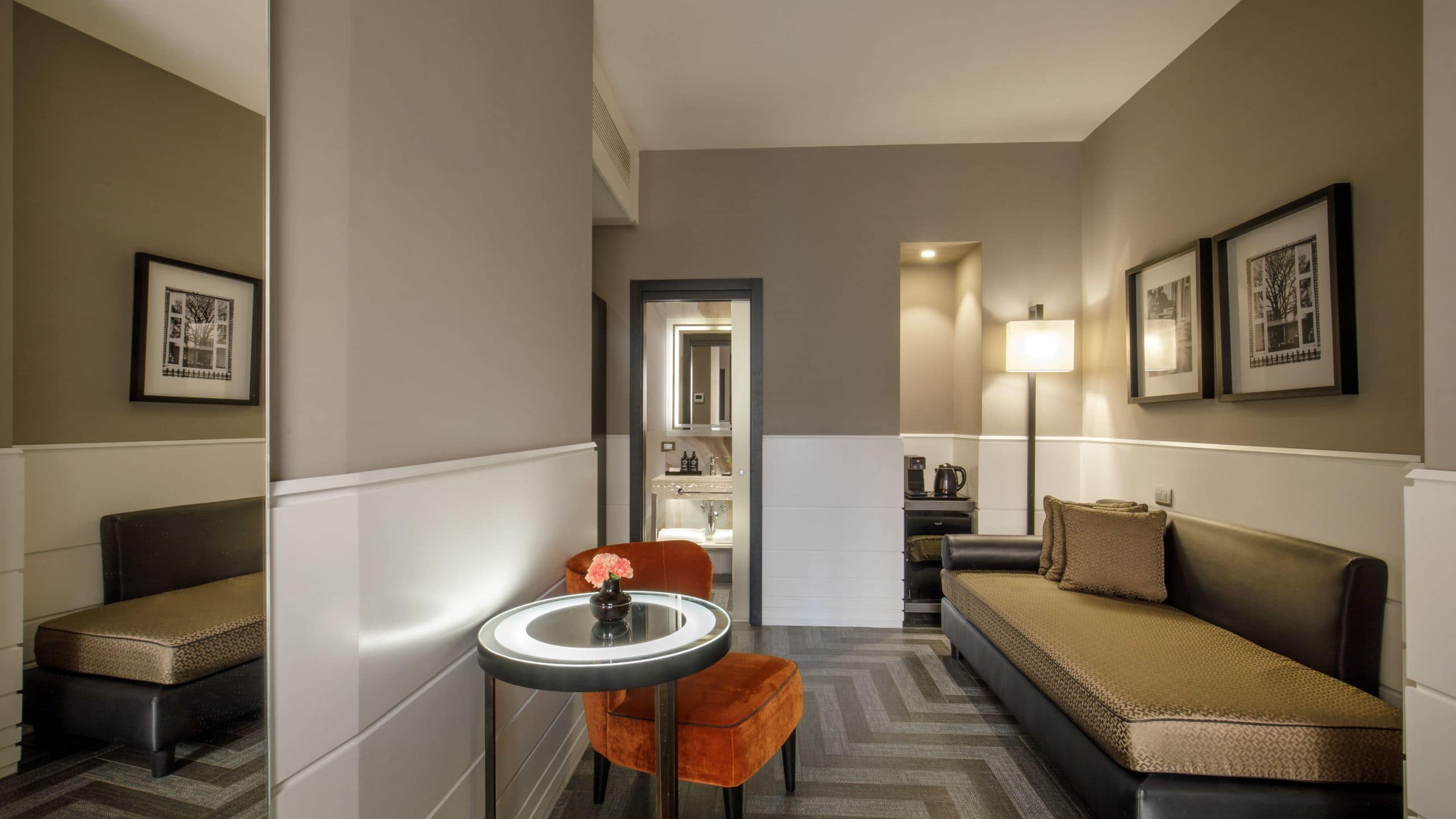 2 de 5 The Tribune King Bed Premium Table