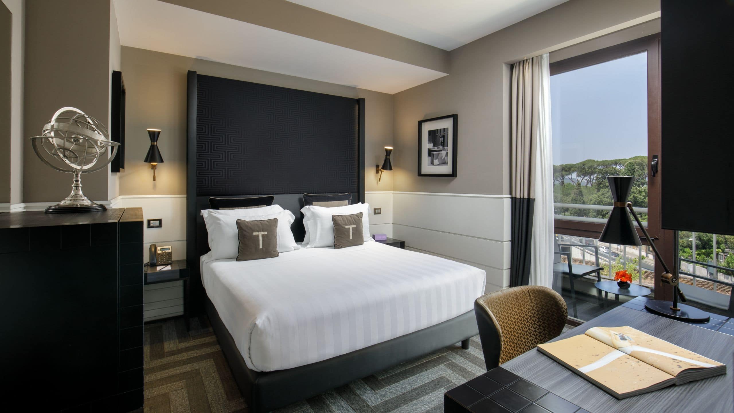 2 de 5 The Tribune Kind Bed Deluxe