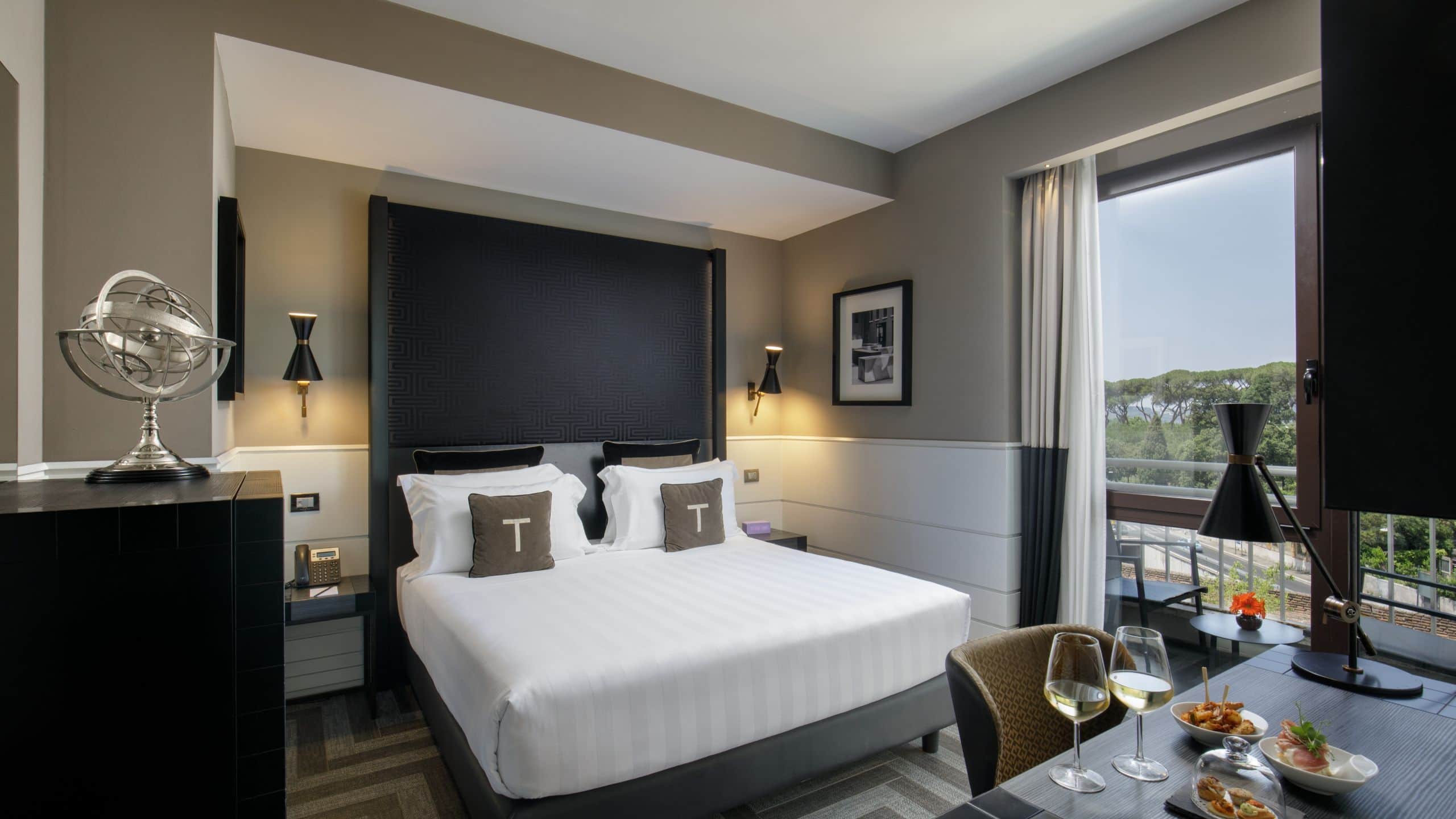 The Tribune King Bed Deluxe Dining