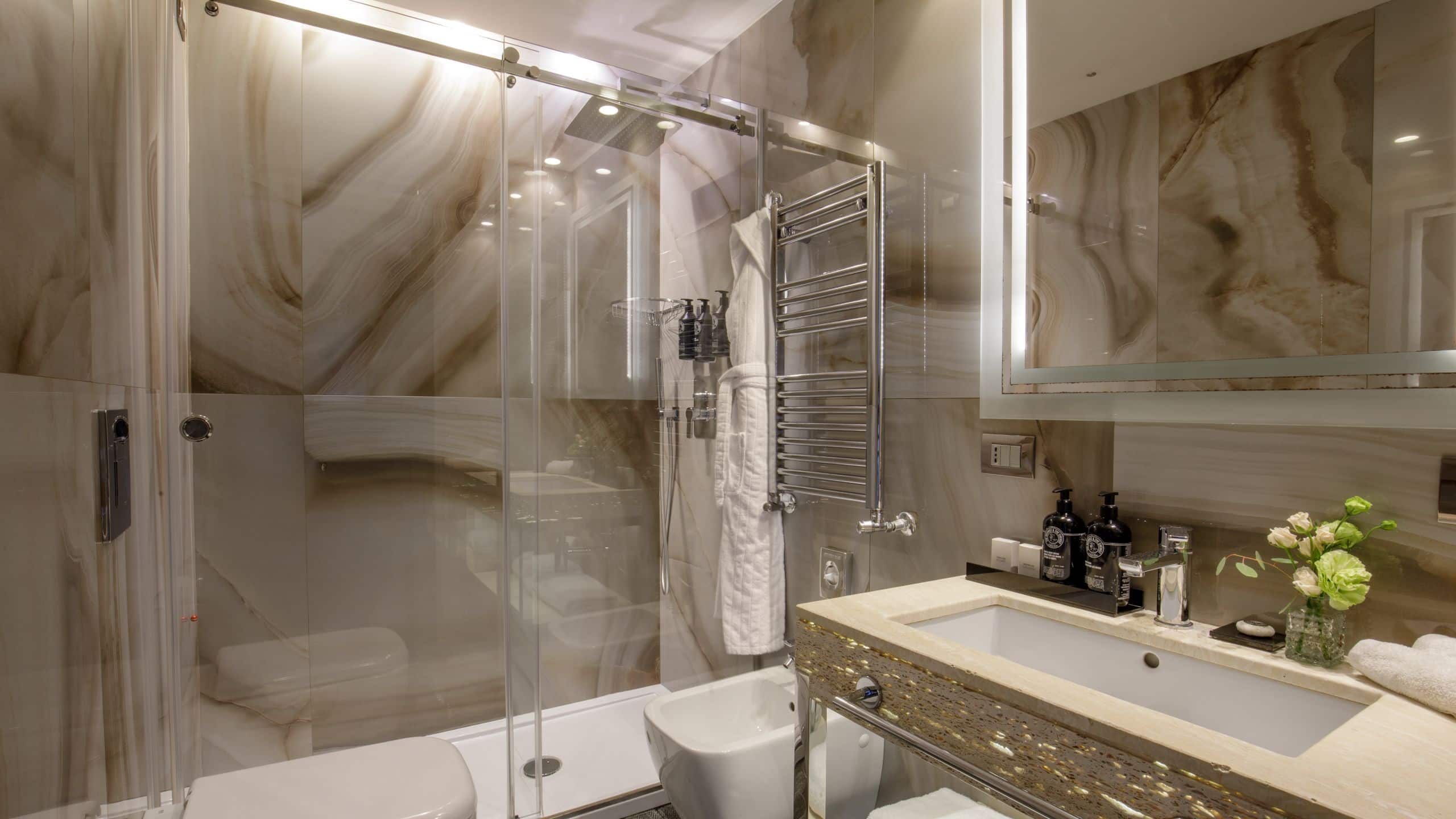 4 de 5 The Tribune King Bed Deluxe Bathroom