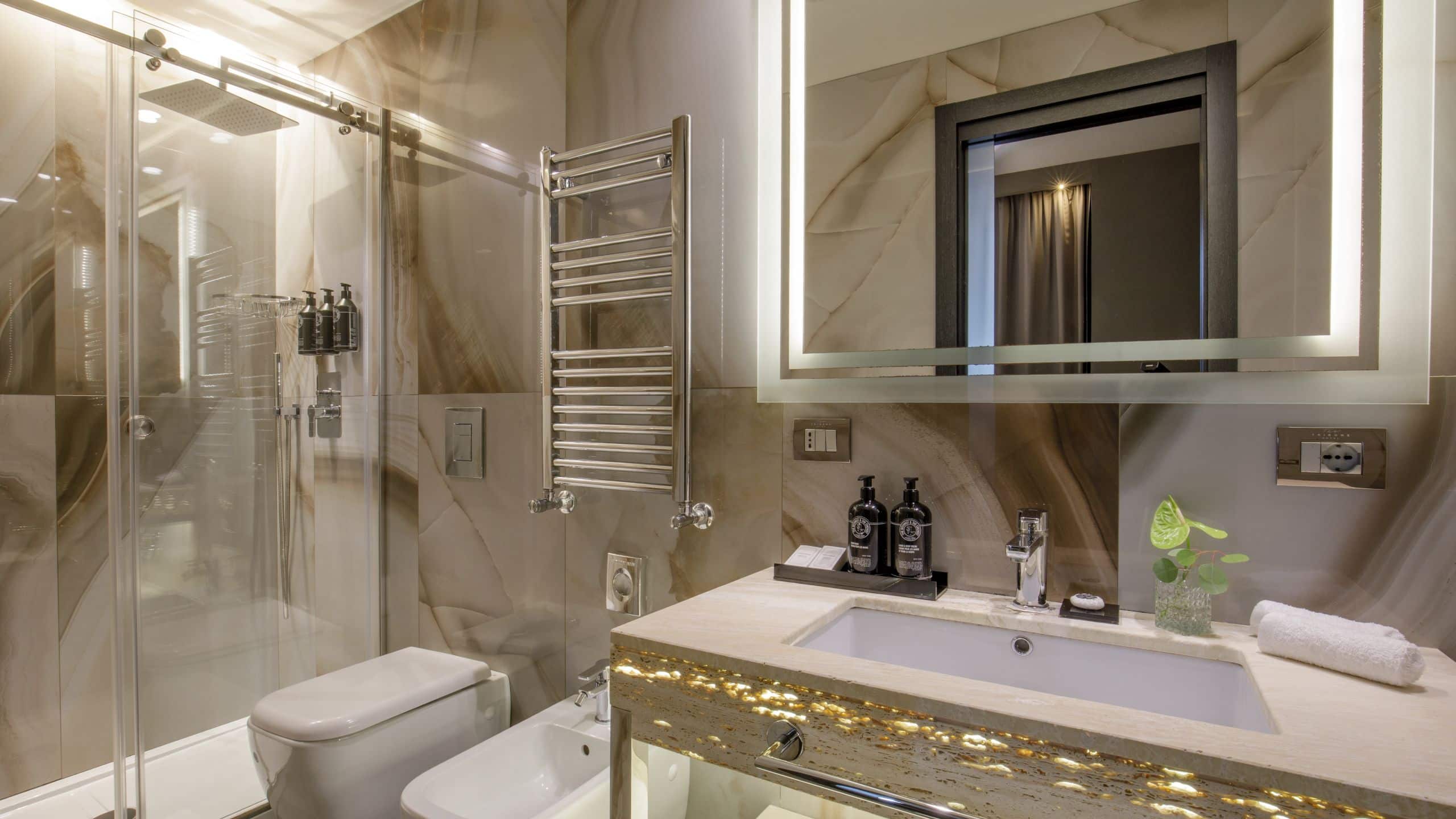 3 de 5 The Tribune King Bed Premier Bathroom