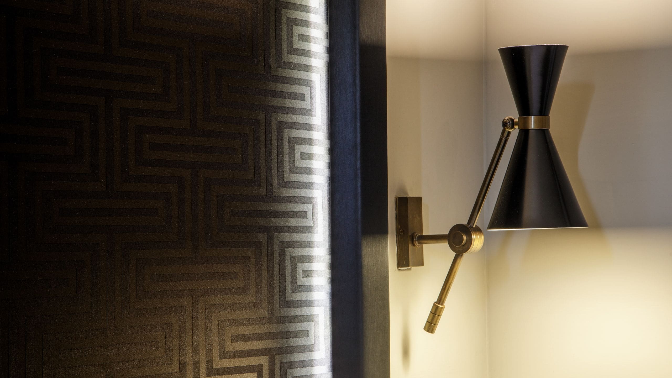 4 de 5 The Tribune King Bed Premier Detail