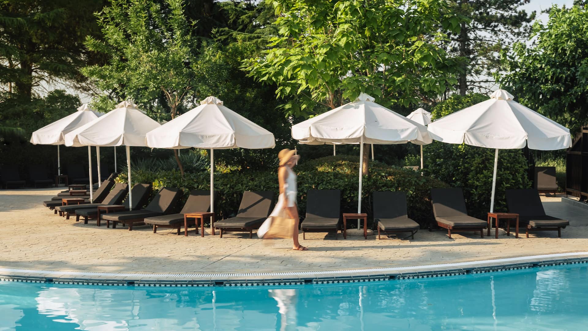 Hyatt Regency Thessaloniki Walking By the Pool