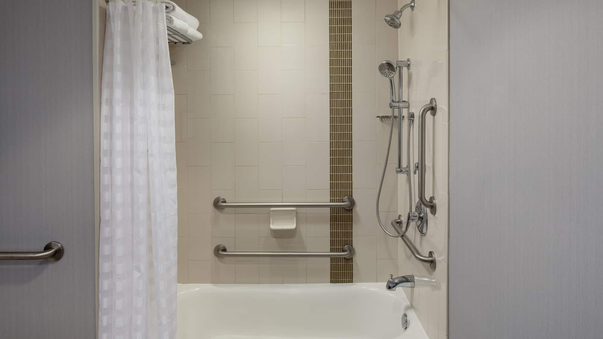 Hyatt Place Chicago/Midway Airport Accessible Bathroom With Tub