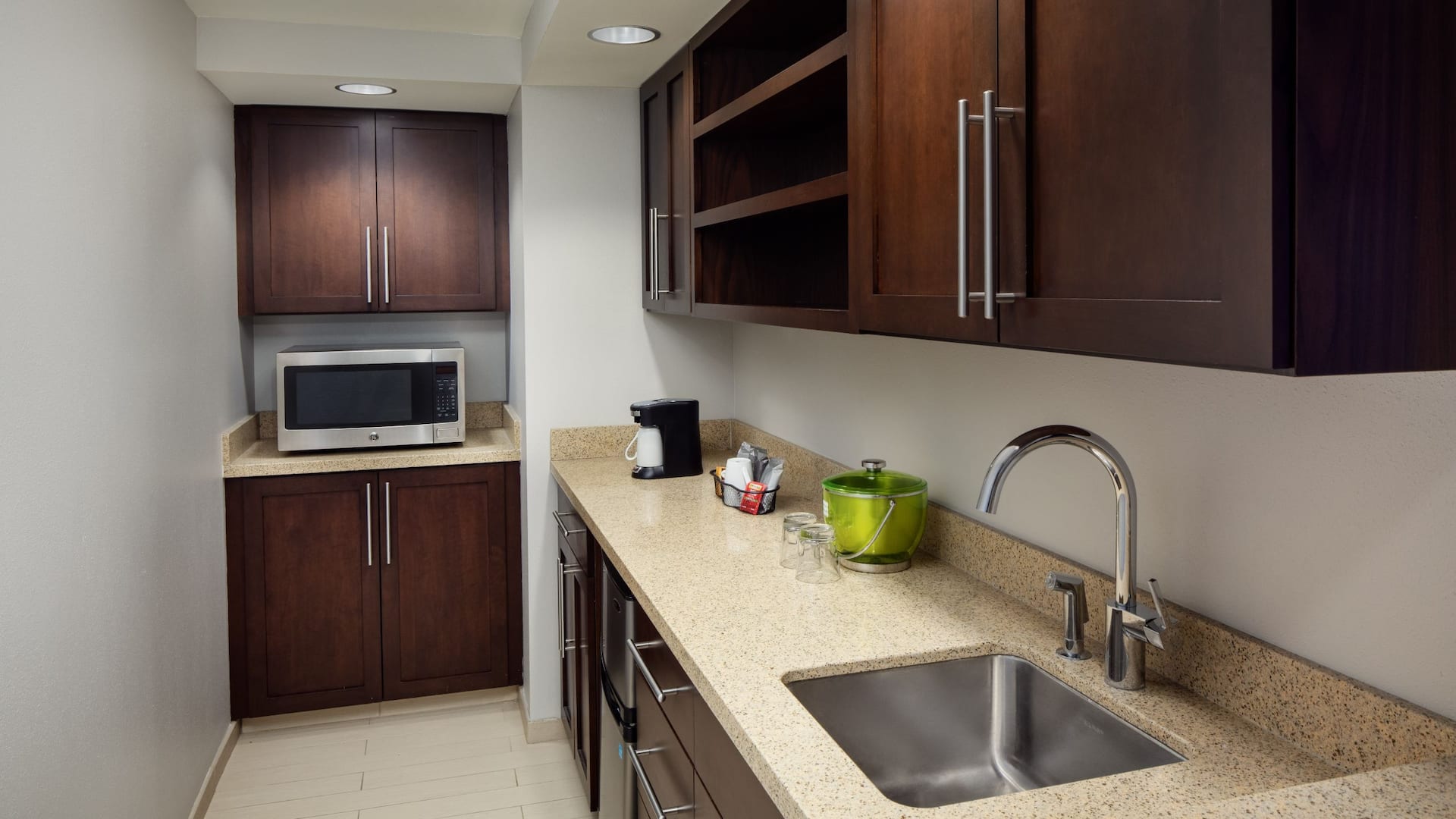 Hyatt Place Chicago/Midway Airport Boardroom Suite Wet Bar