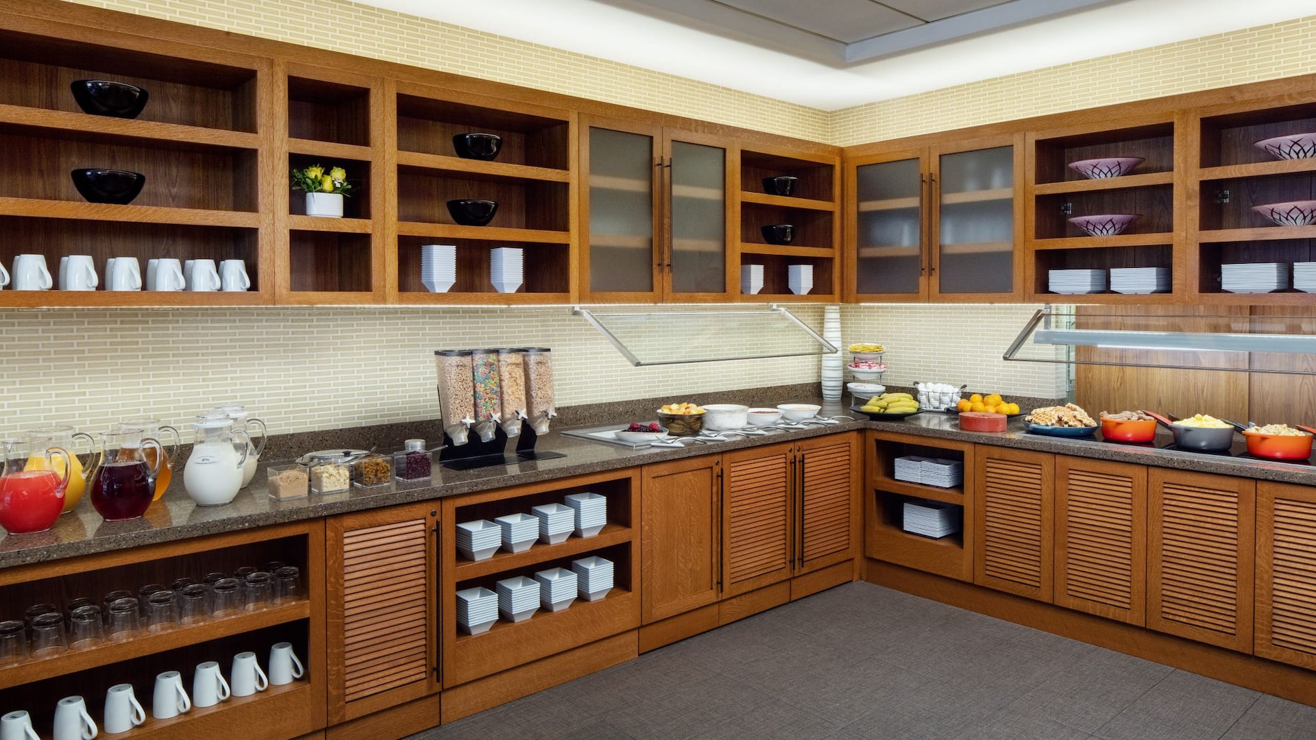 Hyatt Place Chicago/Midway Airport Guest Kitchen Breakfast Area