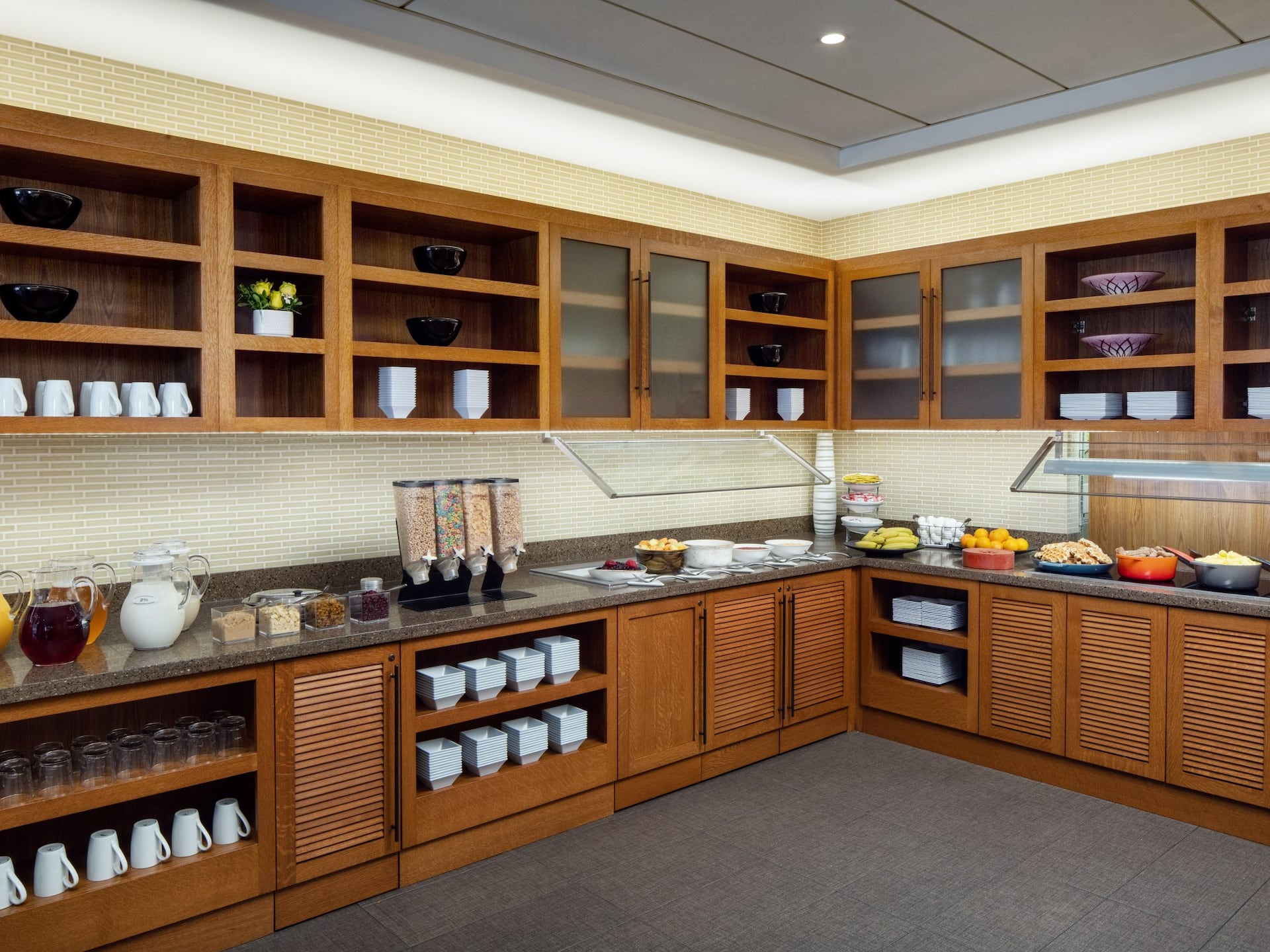 Hyatt Place Chicago/Midway Airport Guest Kitchen Breakfast Area