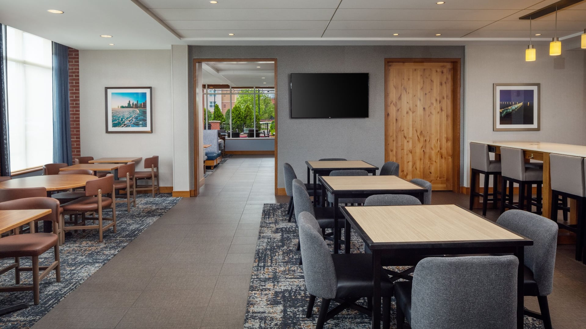Hyatt Place Chicago/Midway Airport Lobby Dining Tables And Seating