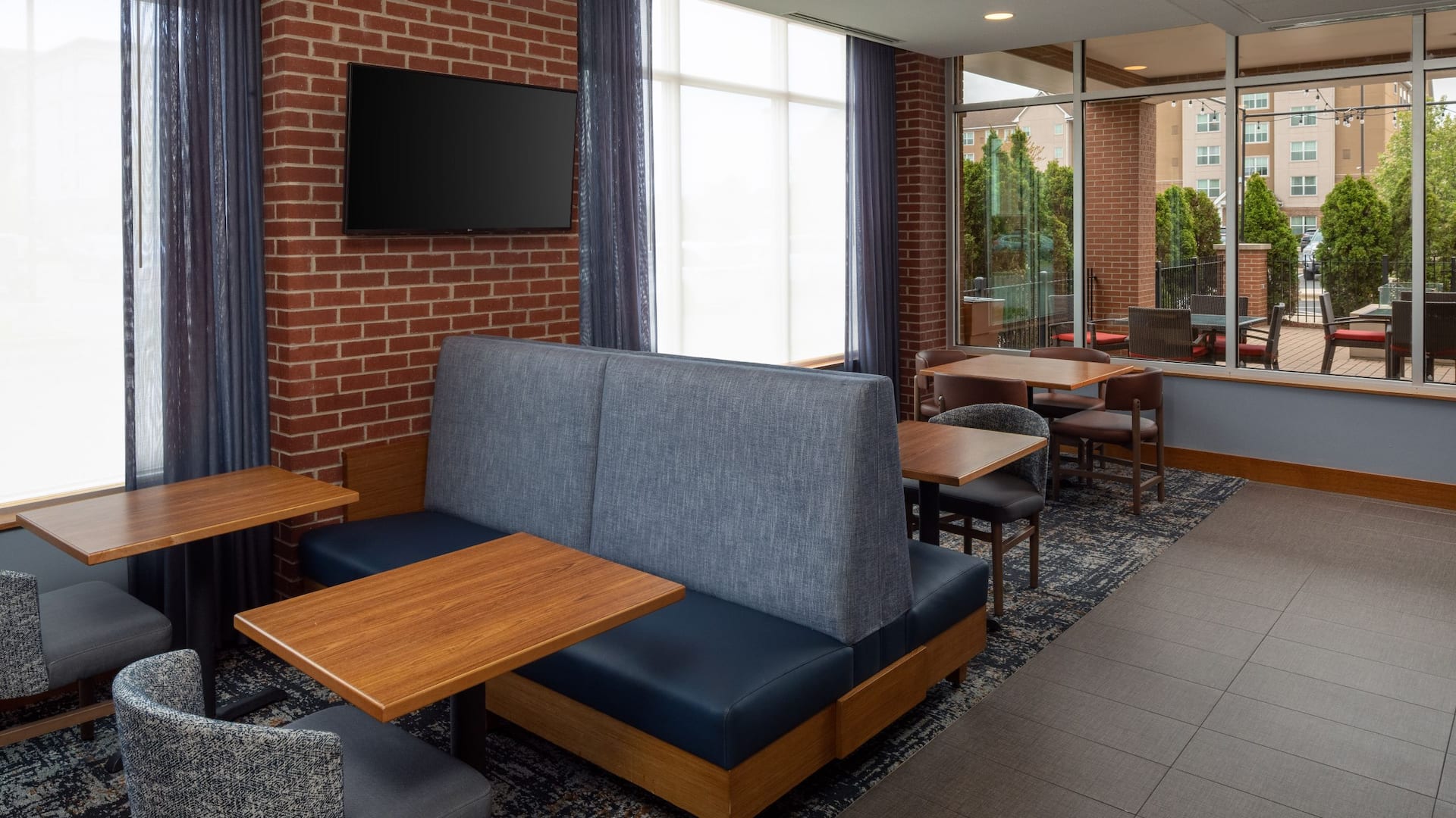 Hyatt Place Chicago/Midway Airport Lobby Seating And Tv