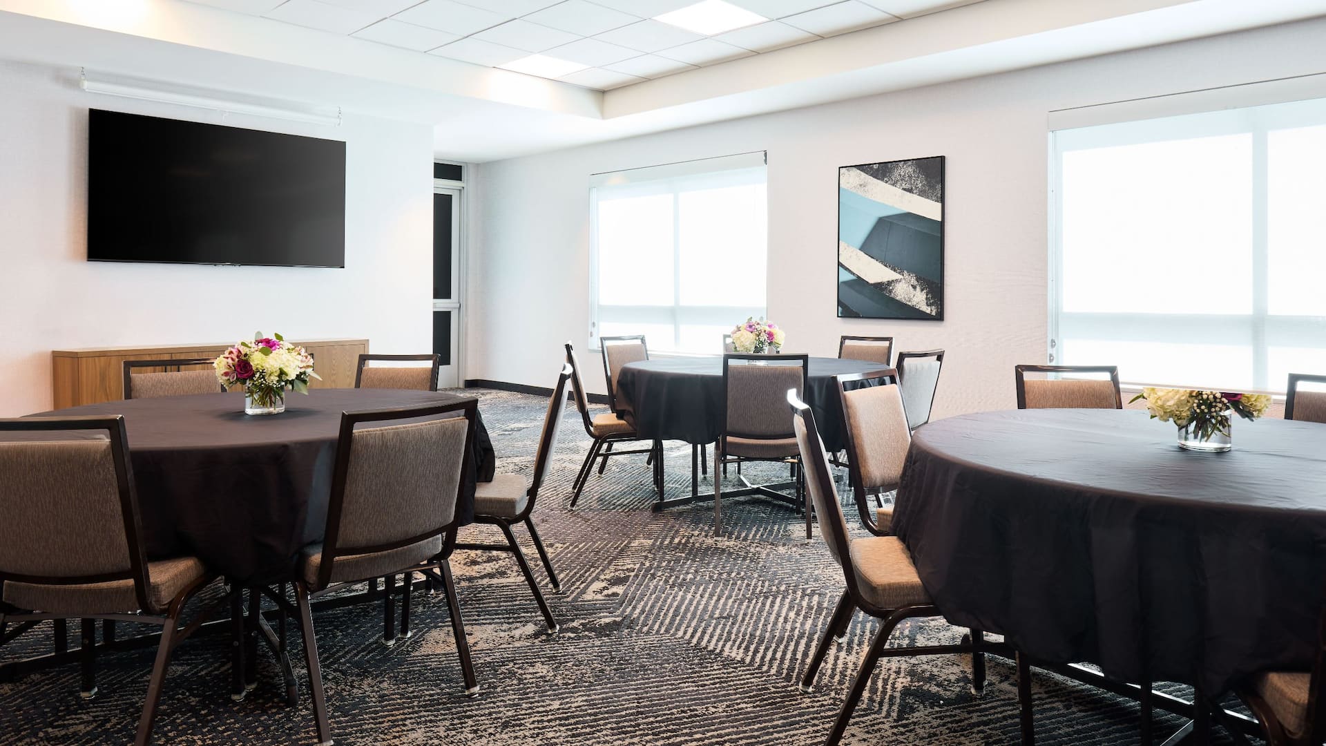 3 of 4 Hyatt Place Salt Lake City/Downtown/The Gateway Meeting Space Social Rounds Close Up