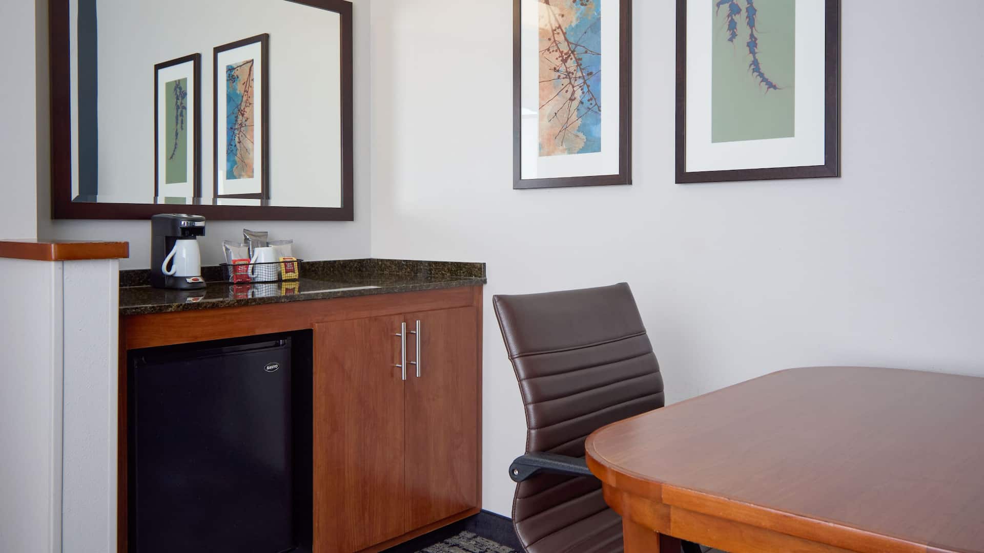 Hyatt Place Salt Lake City/Downtown/The Gateway King Guest Room Desk With Coffee