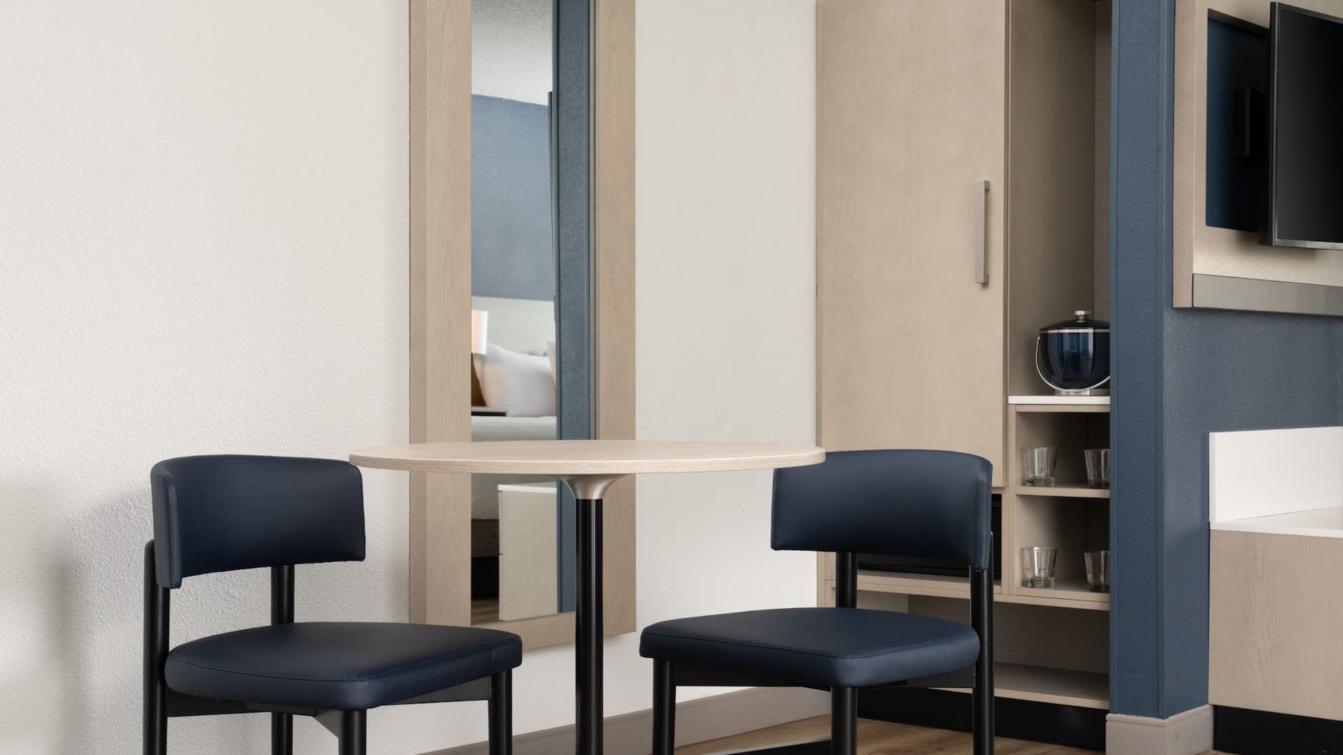 Hyatt Place Secaucus/Meadowlands Specialty Room Dining Table