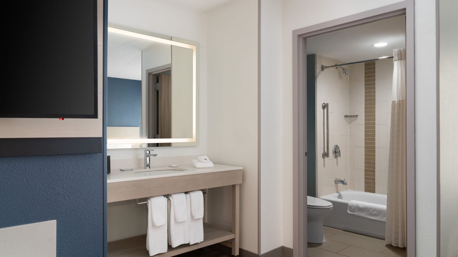 Hyatt Place Secaucus/Meadowlands Specialty Room Bathroom