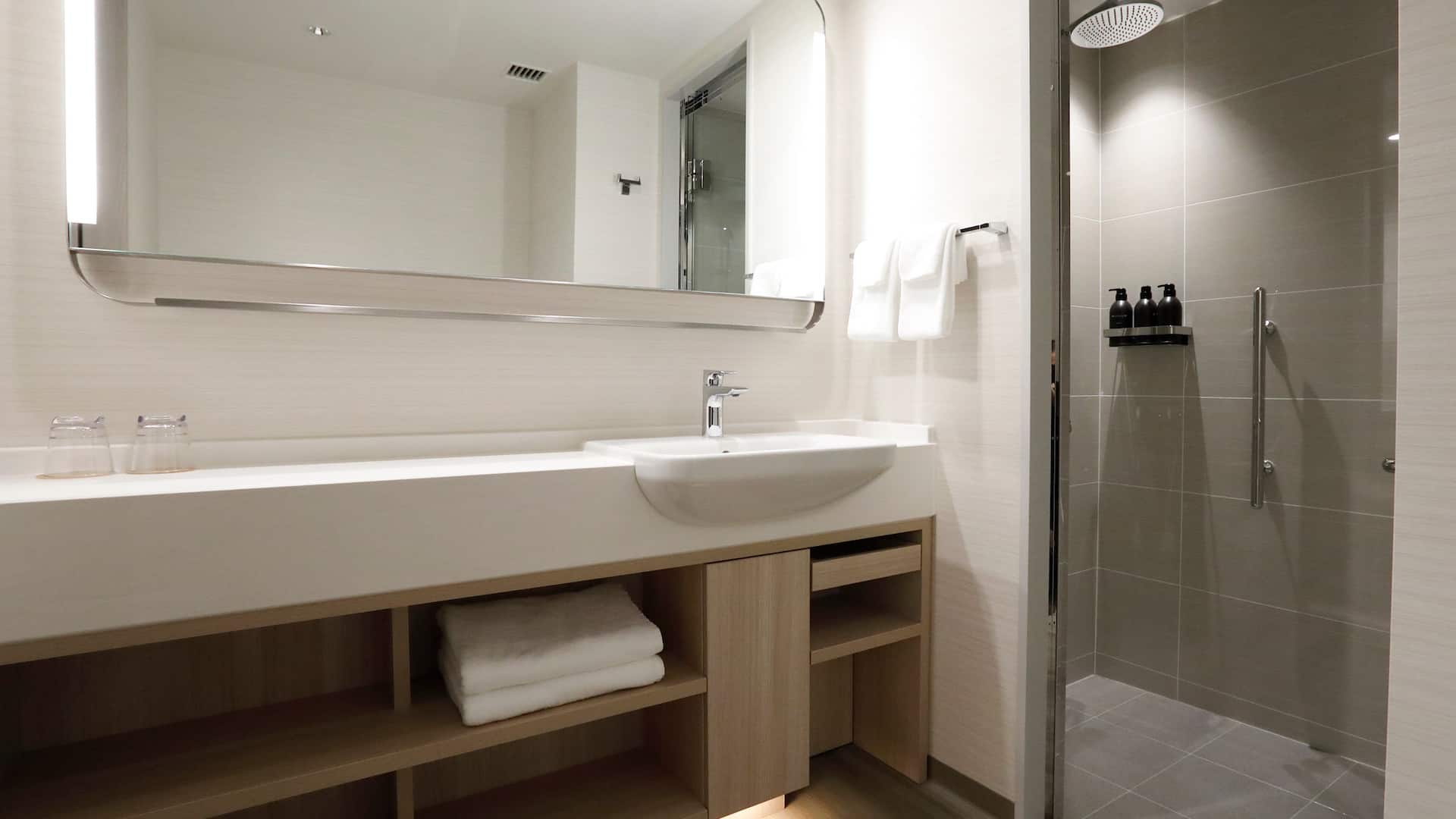 3 de 3 Hyatt Place Kyoto Garden View King Bathroom