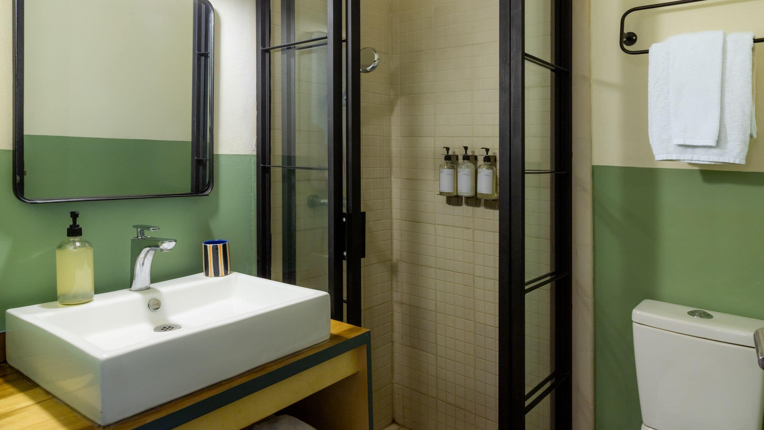 4 de 4 Hotel San Fernando, Bunkhouse Hotels Casita Bathroom Wide