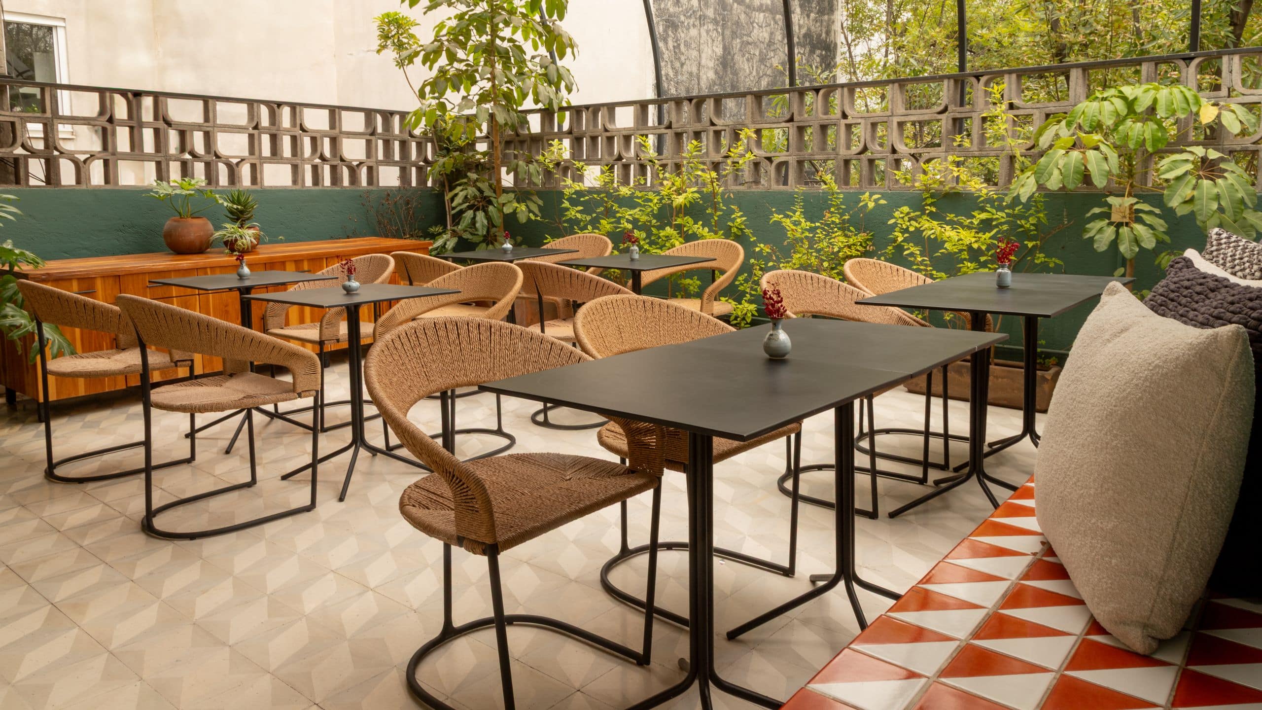 1 de 2 Hotel San Fernando, Bunkhouse Hotels Rooftop Wide Dining Area