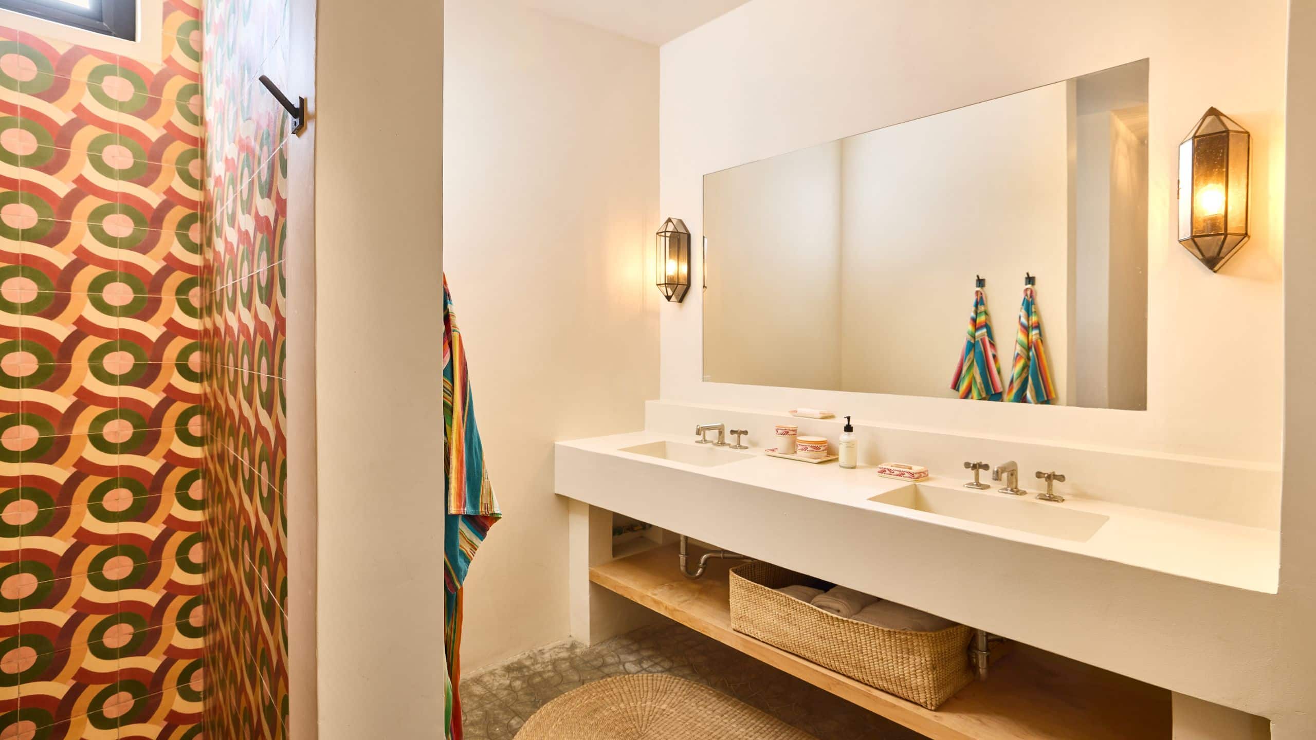 4/4 Hotel San Cristóbal, Bunkhouse Hotels Ocean Suite Bathroom
