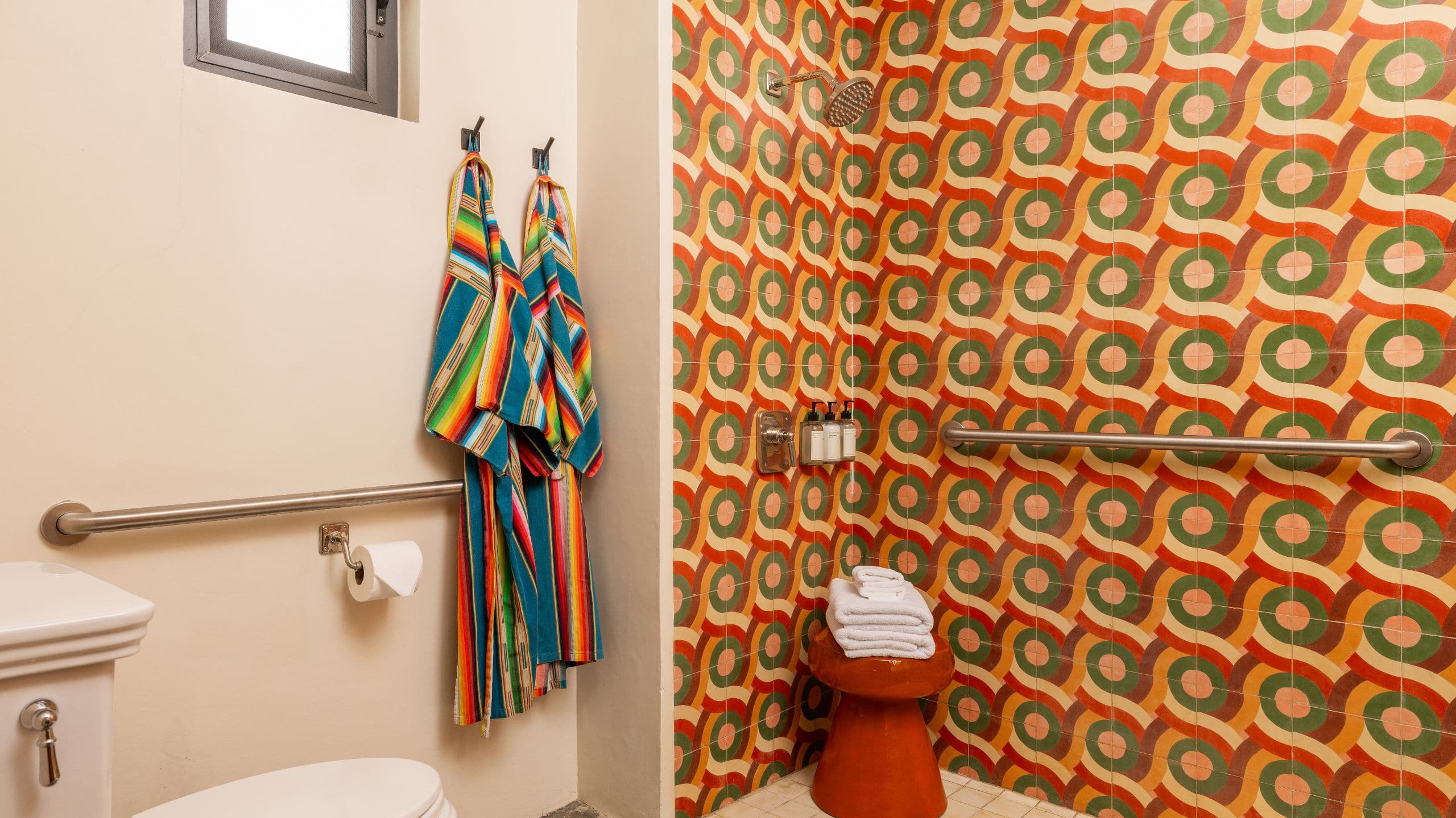 4/4 Hotel San Cristóbal, Bunkhouse Hotels Poolside King Accessible Bathroom
