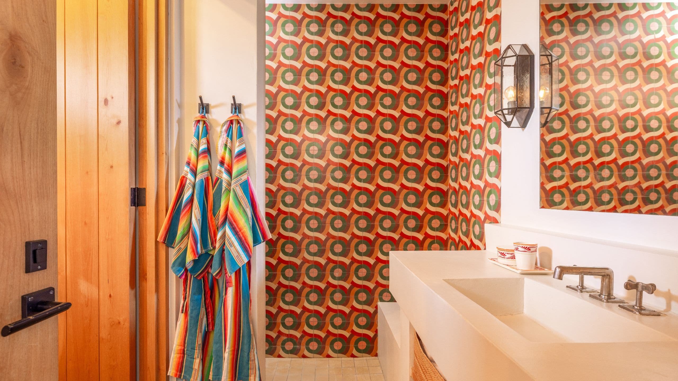 2/3 Hotel San Cristóbal, Bunkhouse Hotels Poolside King Bathroom