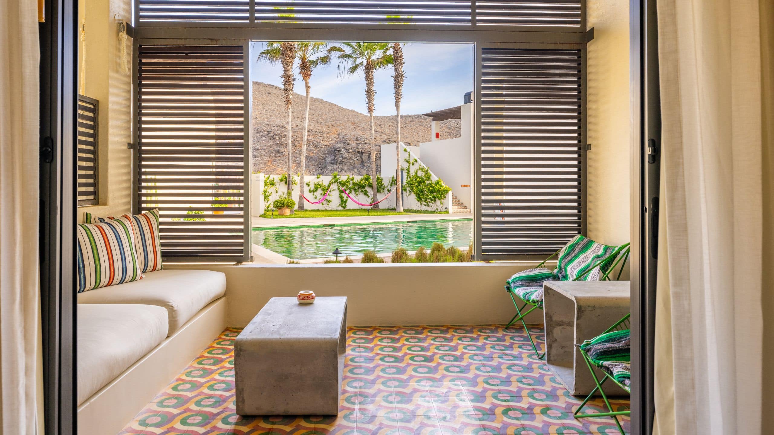2/4 Hotel San Cristóbal, Bunkhouse Hotels Poolside King Living