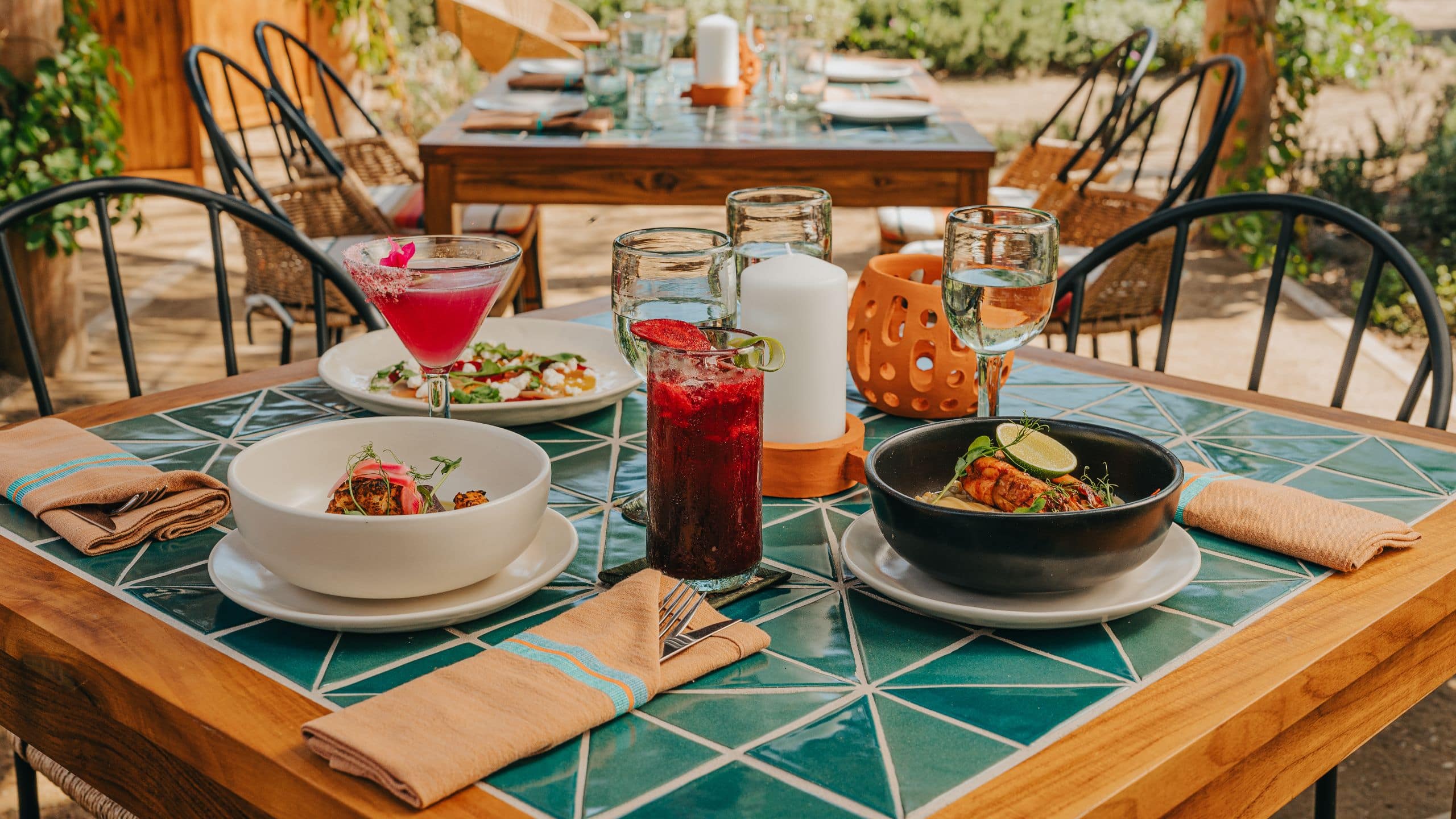 Hotel San Cristóbal, Bunkhouse Hotels Dining Spread With Drinks