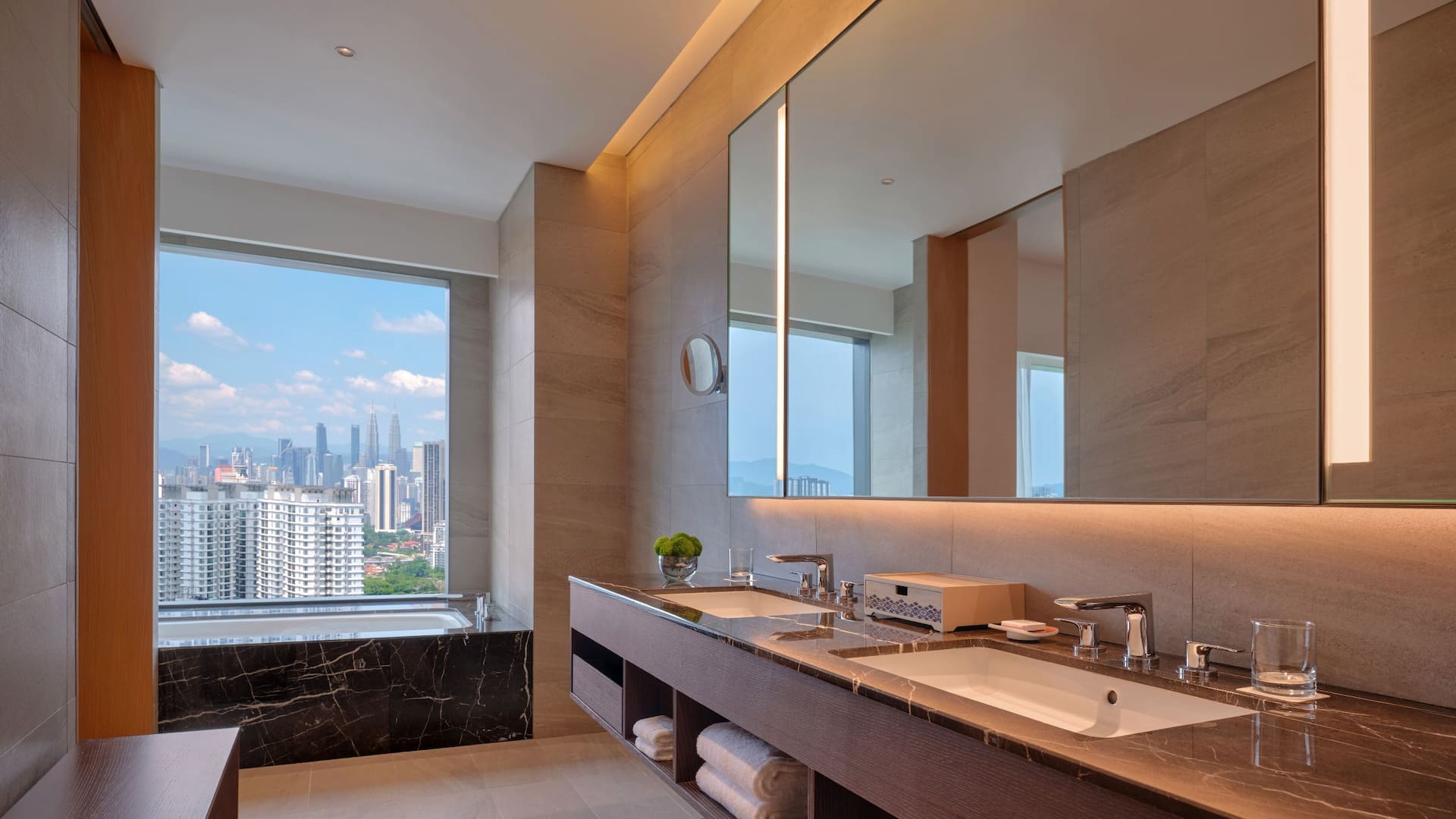 2/2 Hyatt Regency Kuala Lumpur at KL Midtown Deluxe Room Bathroom