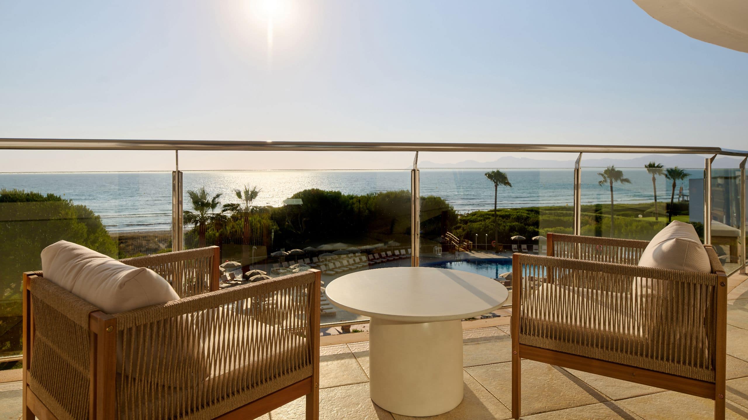 第 2，共 8 Sarena de Muro Resort Mallorca Balcony Seating Bedroom Suite Frontal Sea View