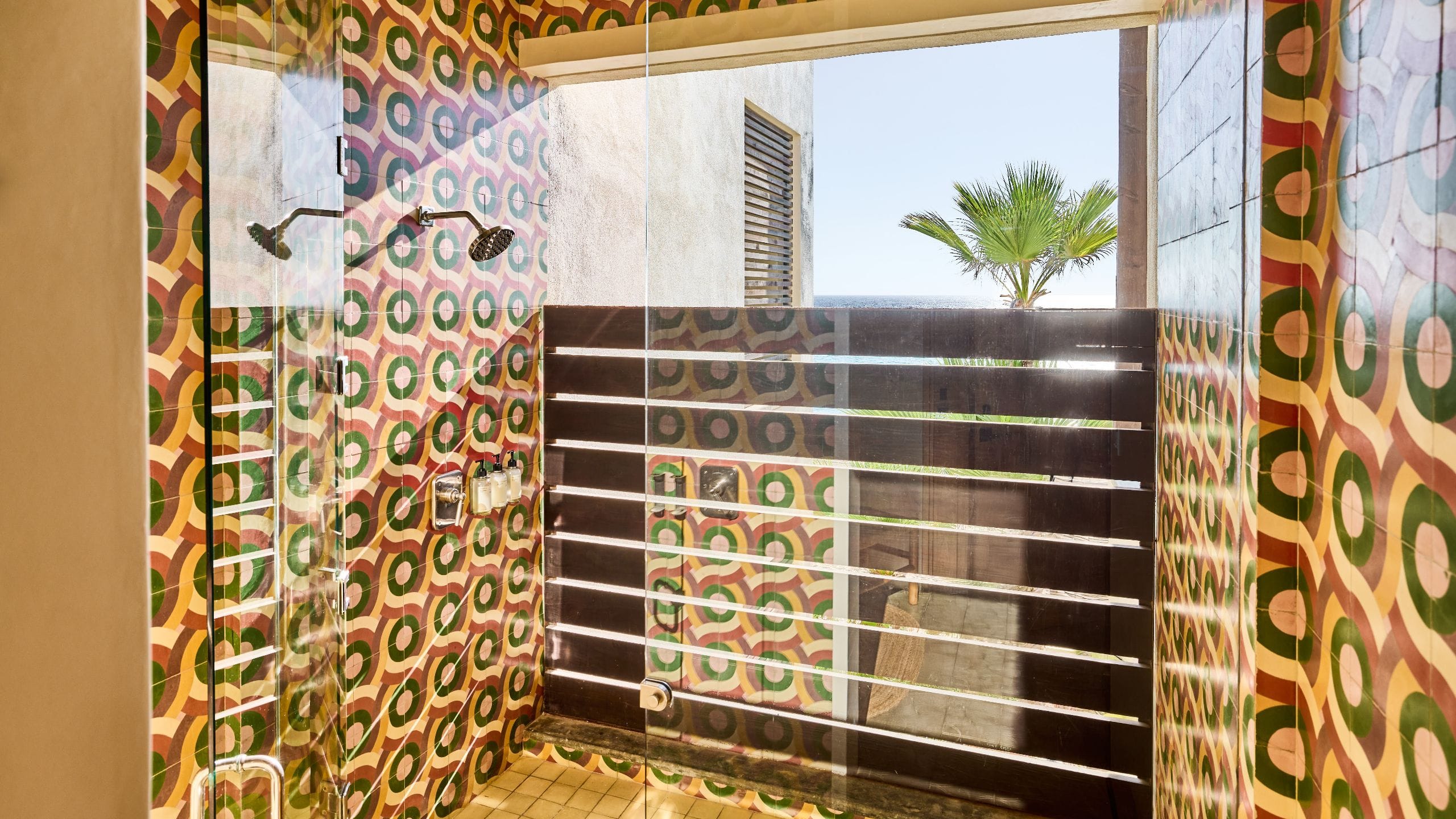 4/5 Hotel San Cristóbal, Bunkhouse Hotels Ocean King Shower