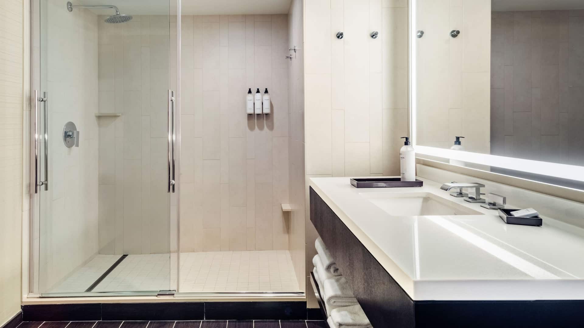 第 4，共 5 Grand Hyatt Denver Executive Suite Bathroom Shower