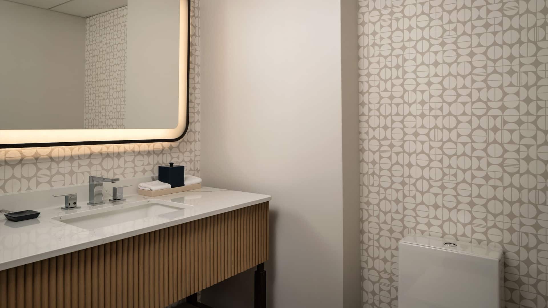 5 de 5 Hyatt Regency Austin Lake View Signature Suite Half Bathroom