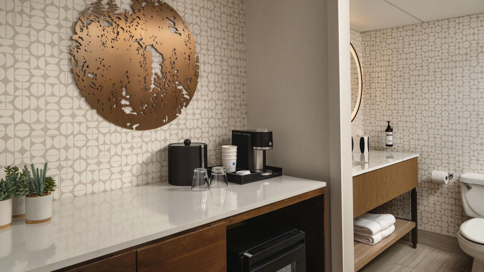 2 de 3 Hyatt Regency Austin Studio Suite Beverage Center