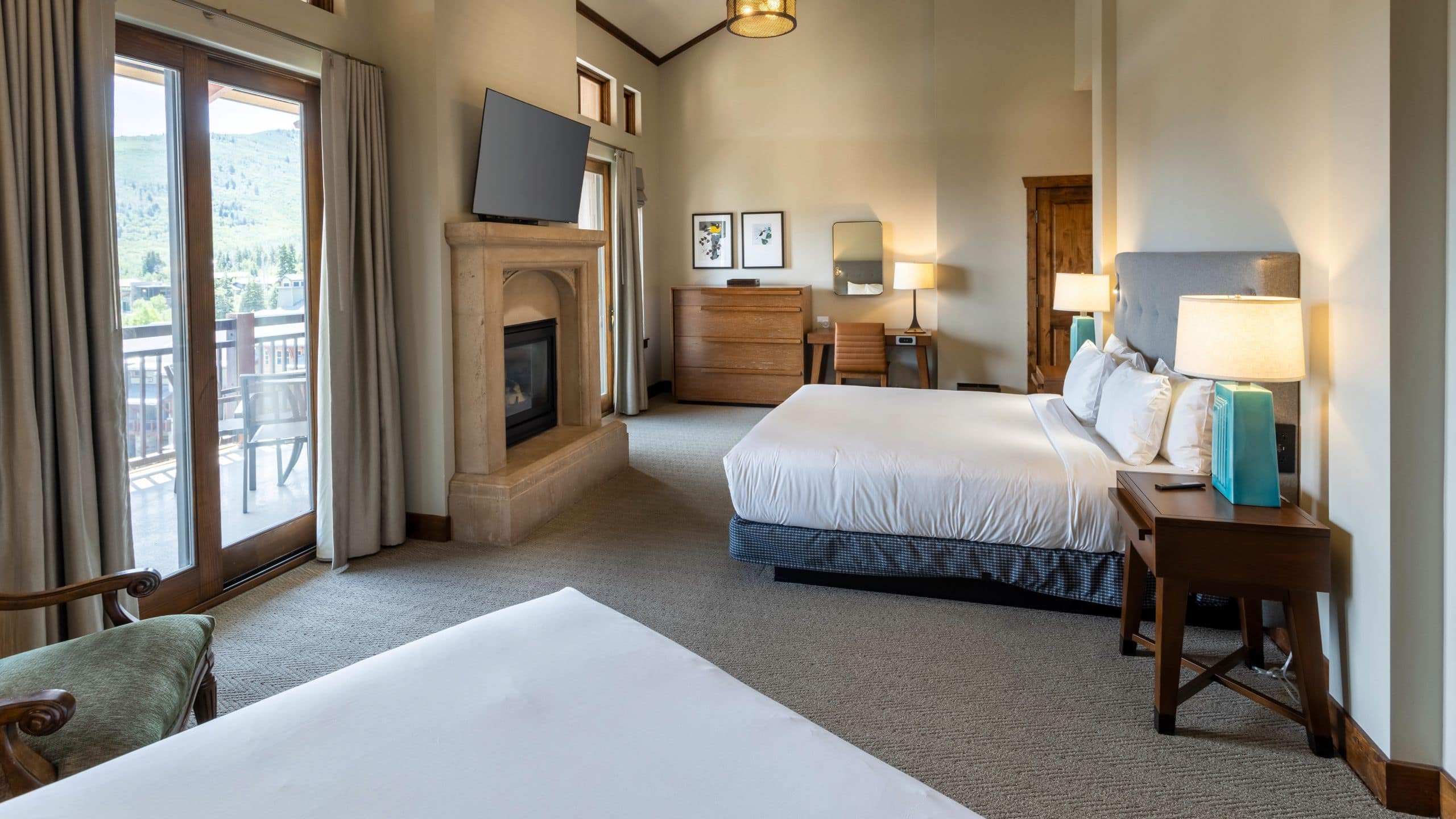 Hyatt Centric Park City Guestroom Bed Side